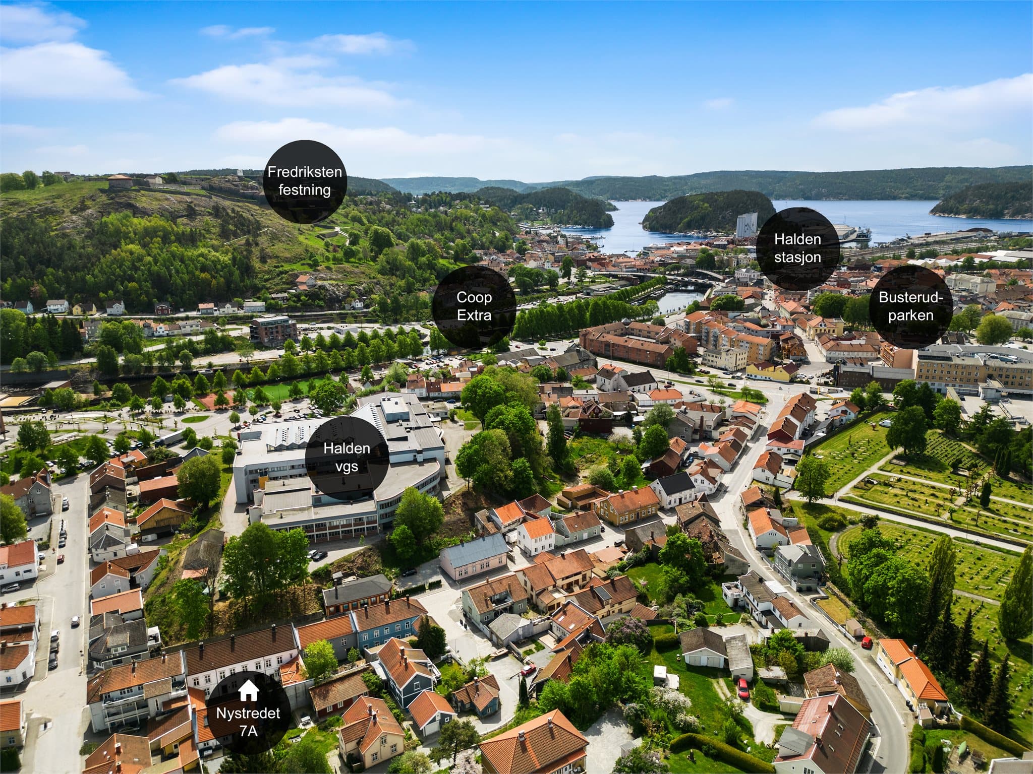 Fra Nystredet er det gangavstand til Halden stasjon, butikker som Coop Extra og byens øvrige fasiliteter.