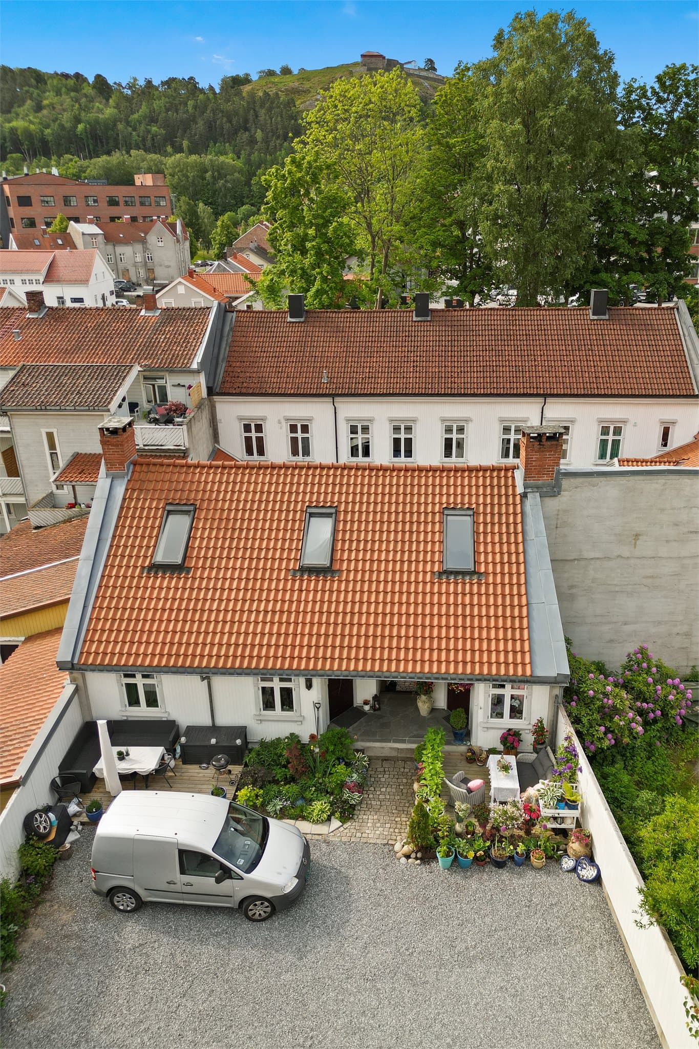 Parkering for én bil i bakgården.