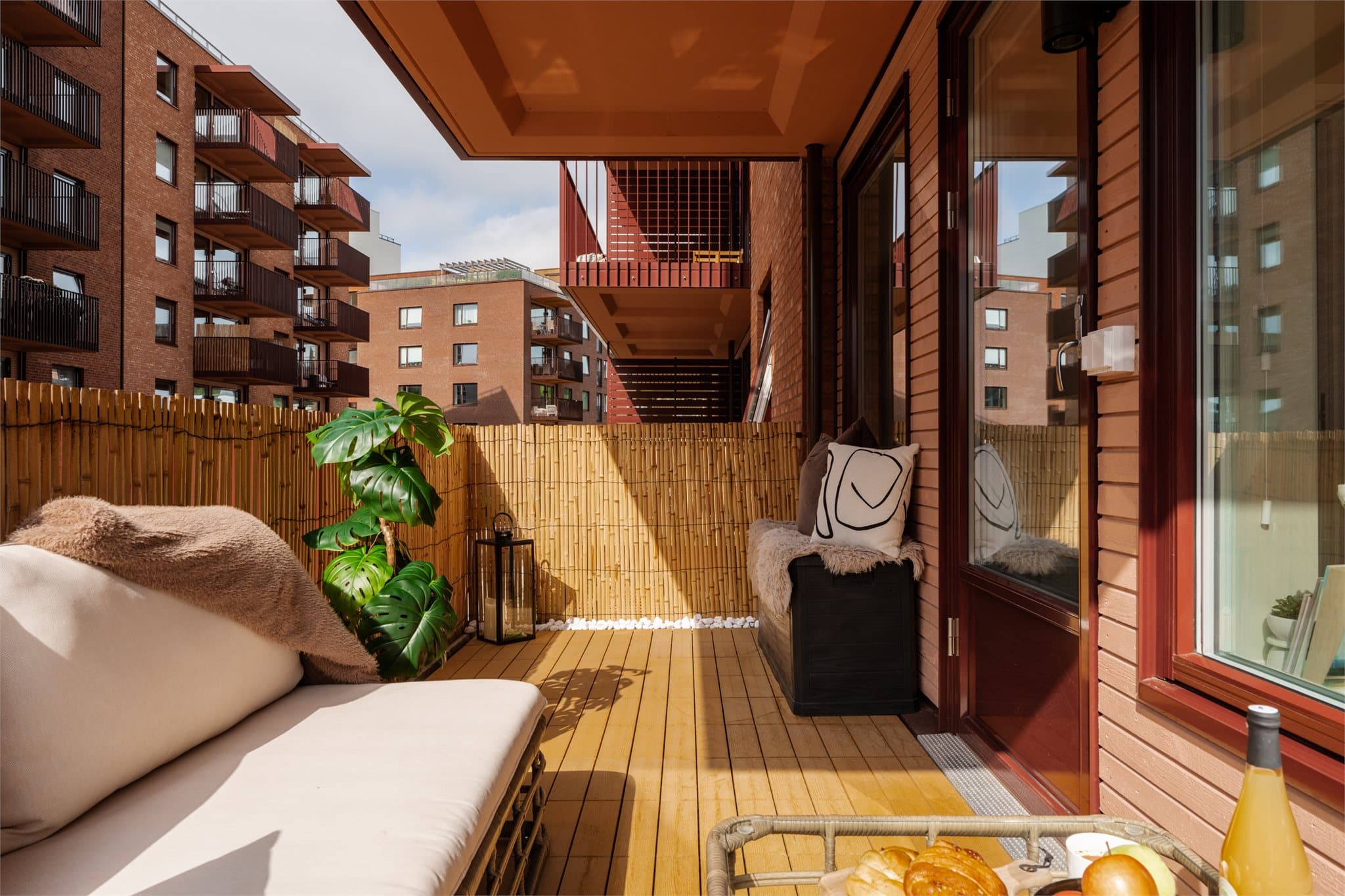 Den romslige balkongen gir god plass til både sittegruppe og spiseplass.