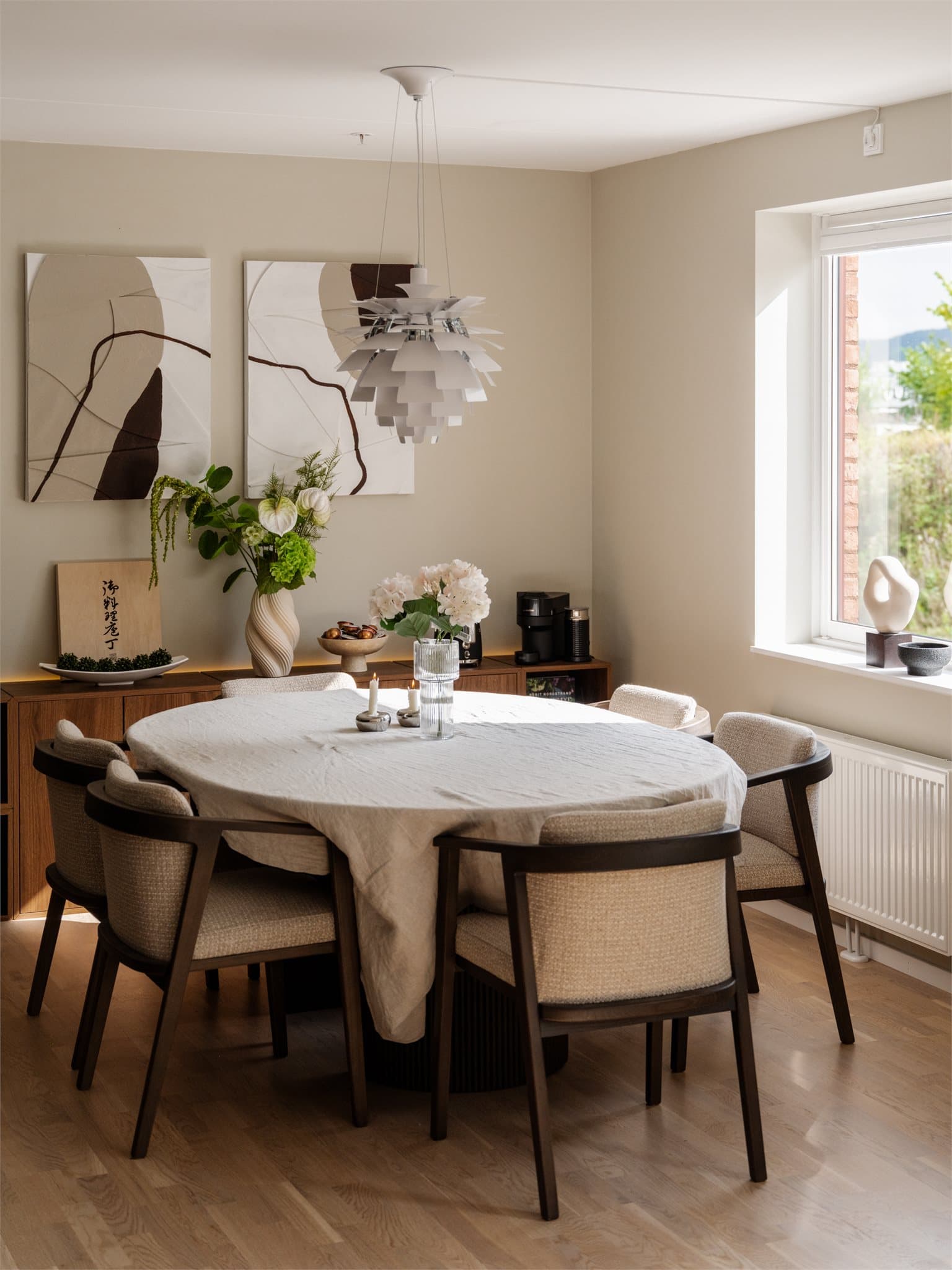 Velegnet plass til en stor spisegruppe som inviterer til hyggelige middagsselskap.
