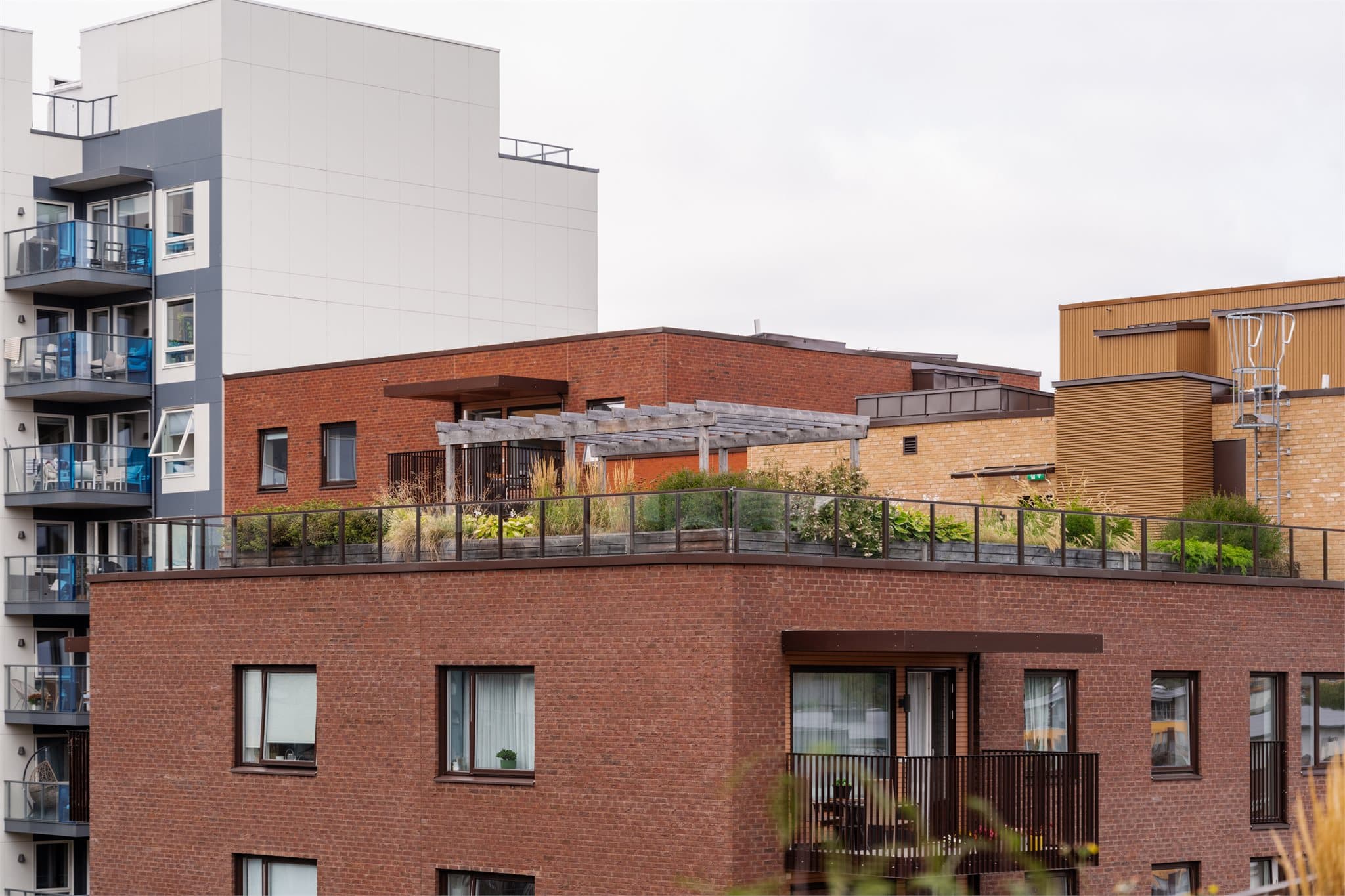 På toppen finner beboerne en hyggelig felles takterrasse med gode solforhold.