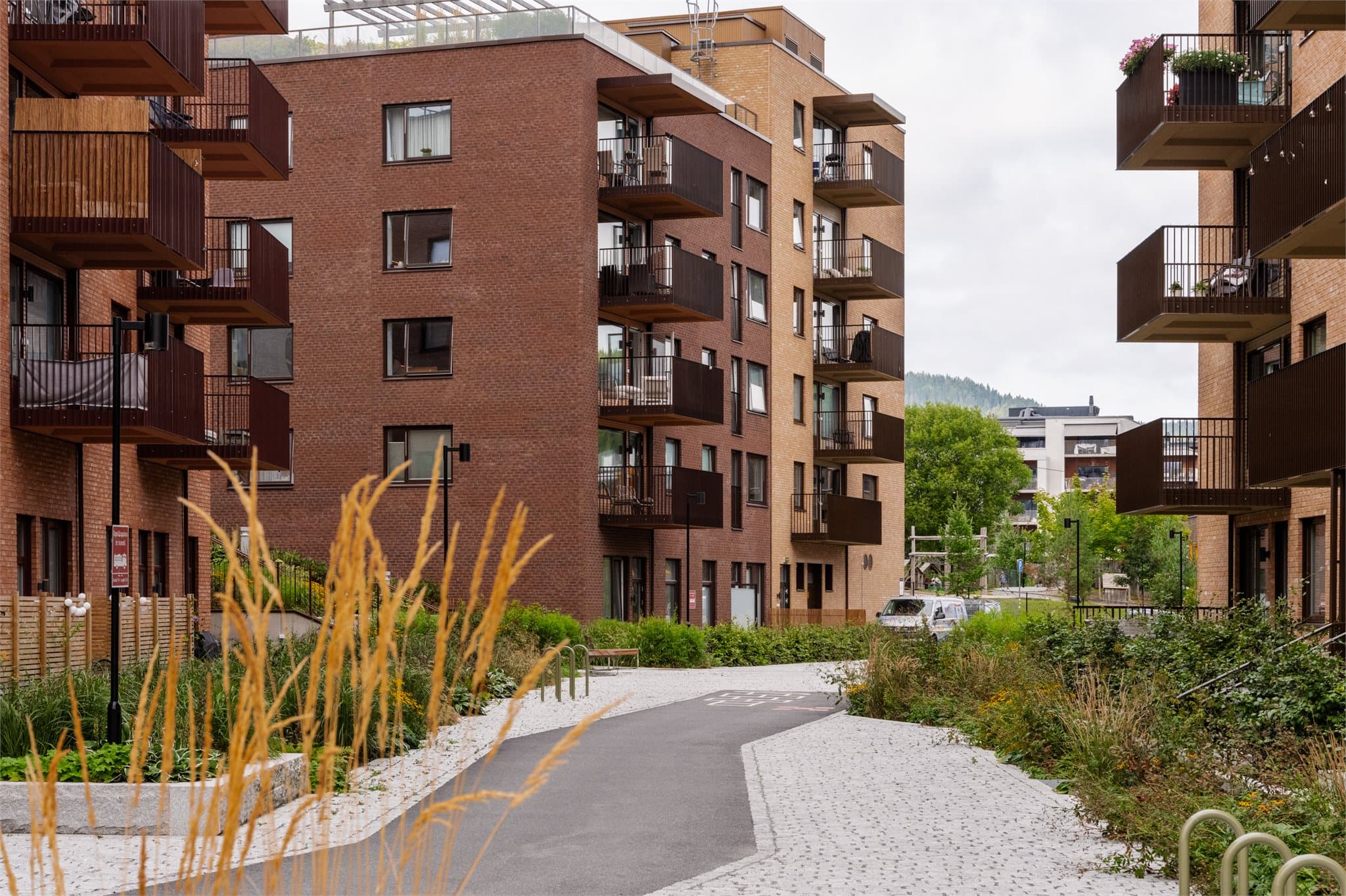 Her bor dere i et attraktivt nabolag med flotte grøntområder, nærhet til alle hverdagsfunksjoner og svært god kollektivdekning.