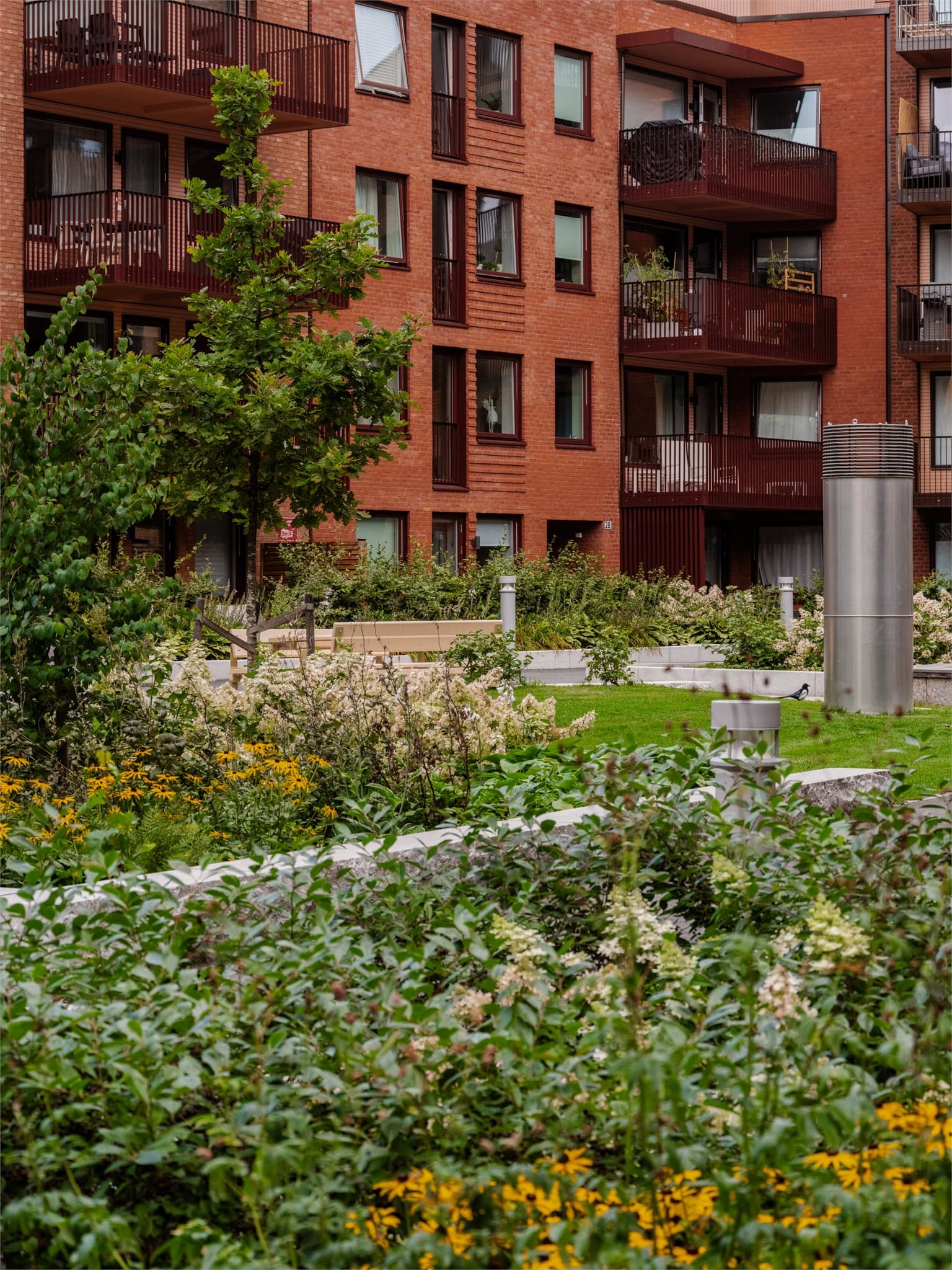 Velstelte gårdsrom med frodige utearealer og god plass til å boltre seg.