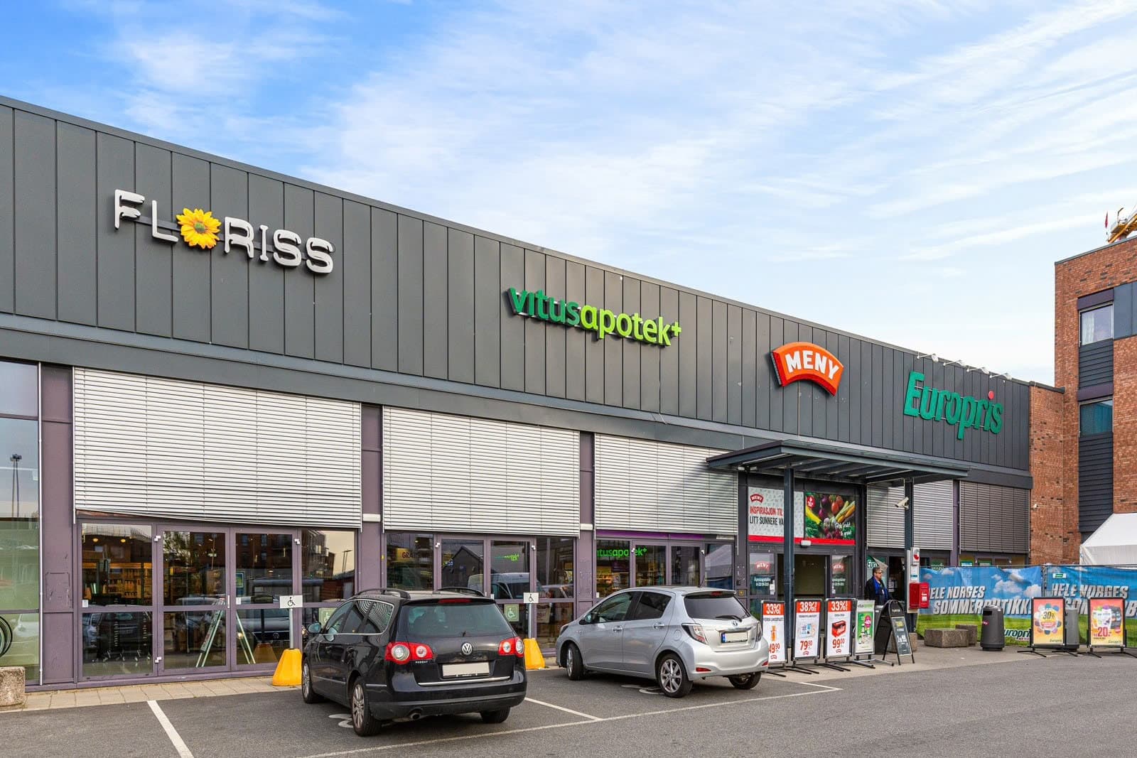 I nærområdet finner du dagligvarebutikker som Meny, Kiwi og Rema 1000. Det nye torget på Vollebekk byr i tillegg på serveringssteder og butikker.