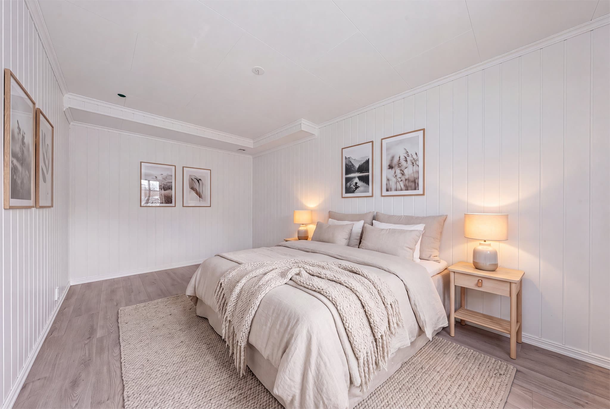 Stort hovedsoverom med plass til dobbeltseng og skyvedørsgarderobe eller etablering av walk-in-garderobe på enden. Digital møblering