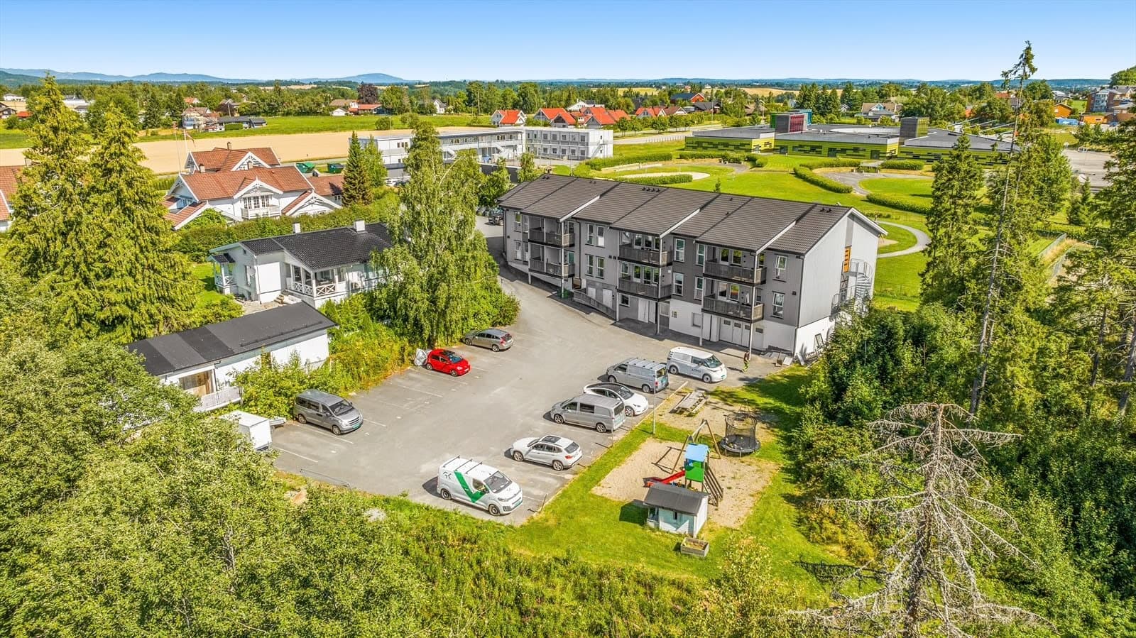 Hyggelig sameie med fine fellesområder og sentral beliggenhet. Det disponeres egen utvendig parkeringsplass