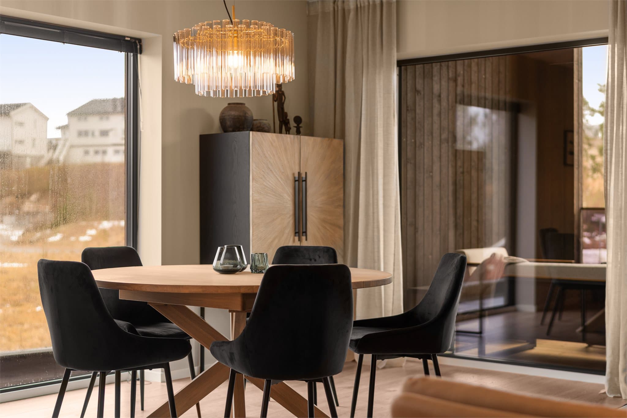 Fra stuen er det utgang til stor overbygget og skjermet altan