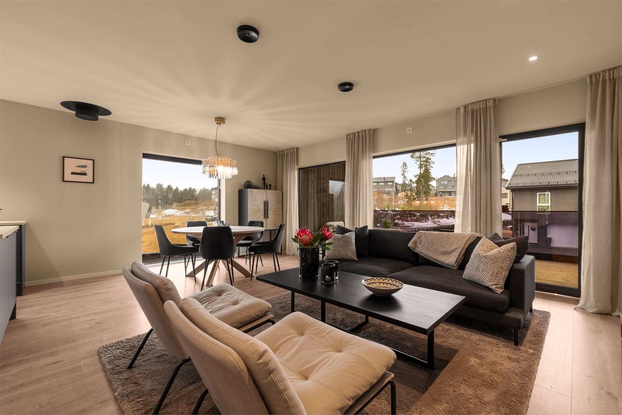 Stuen kan enkelt innredes med både sofa og spisebord