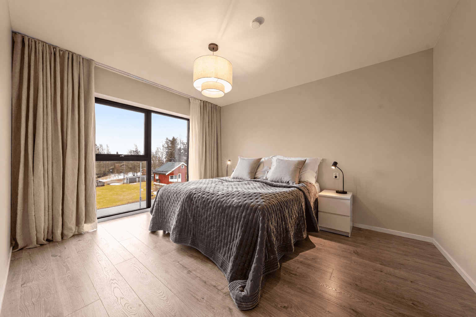 Stort hovedsoverom med store vindusflater