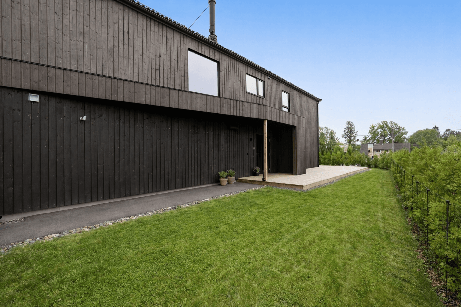 Stor skjermet hage vendt mot syd - gir gode solforhold og boltreplass for voksne, barn og dyr