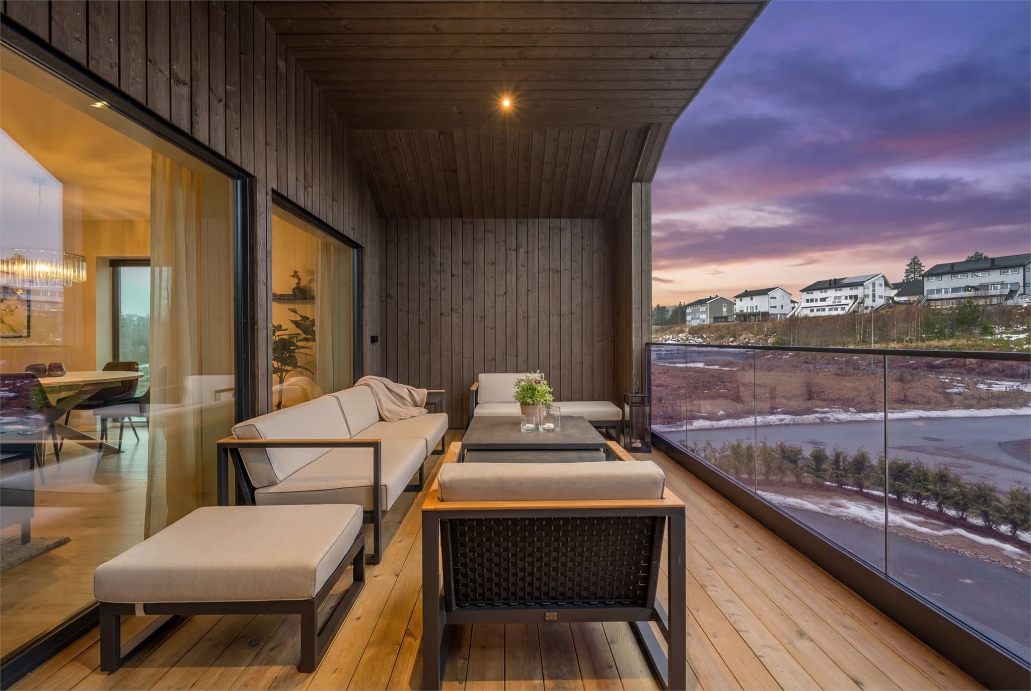 Stor overbygget og skjermet altan vendt mot vest