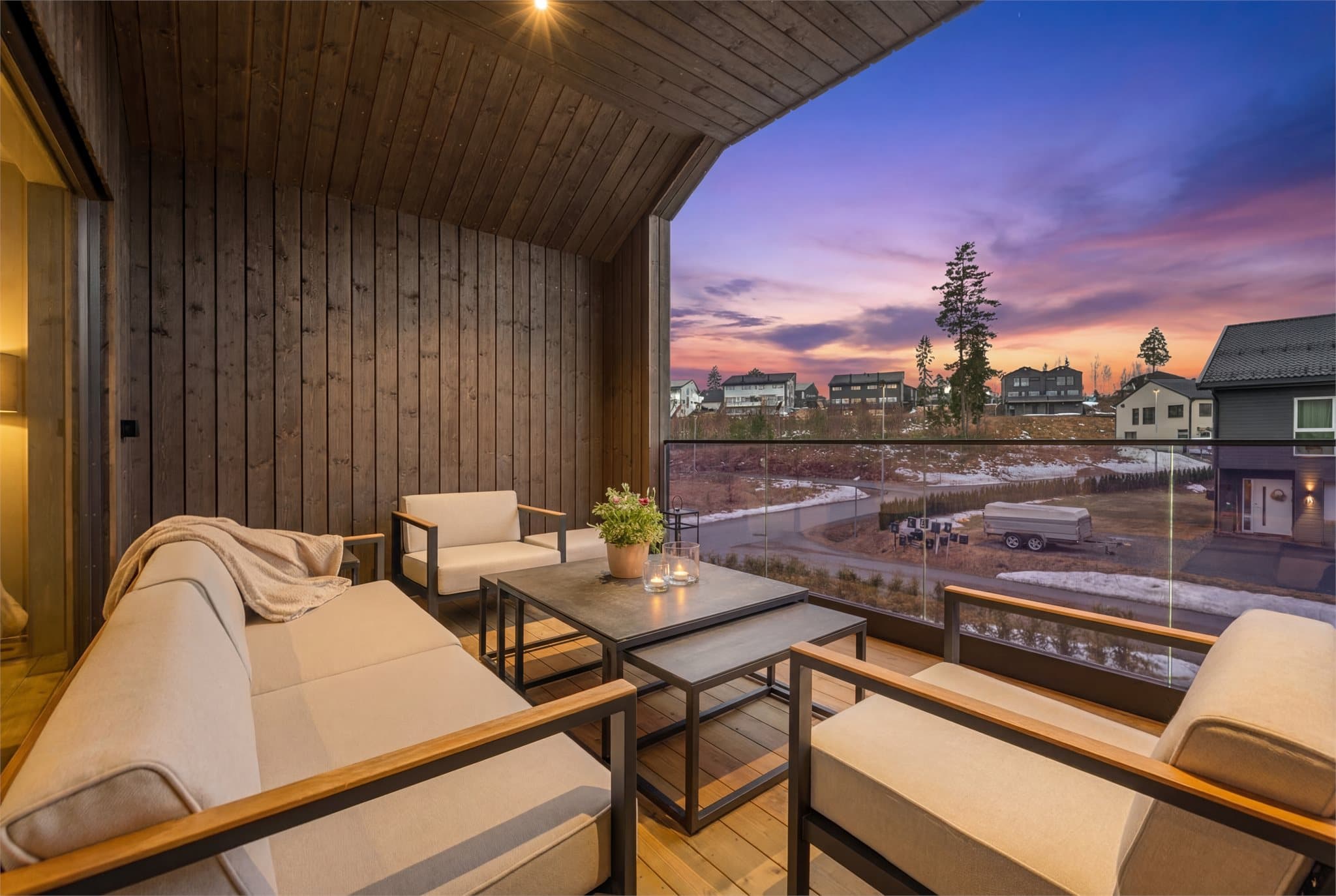 Stor overbygd altan på 18kvm hvor man kan nyte ettermiddags- og kveldssol