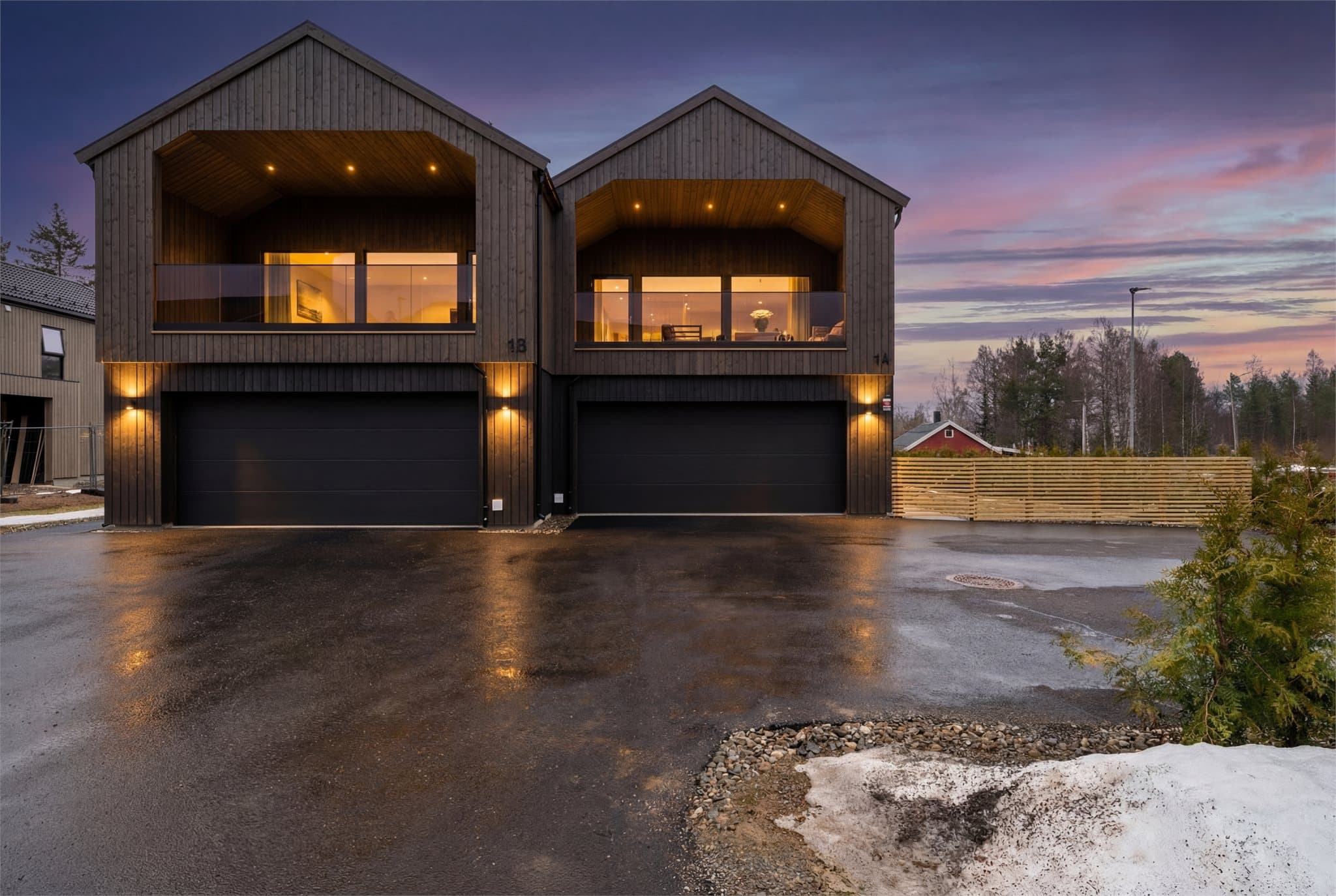 Stor asfaltert gårdsplass og dobbeltgarasje integrert i boligen. Digitalt skumringsbilde - avvik kan forekomme. Velkommen til visning!