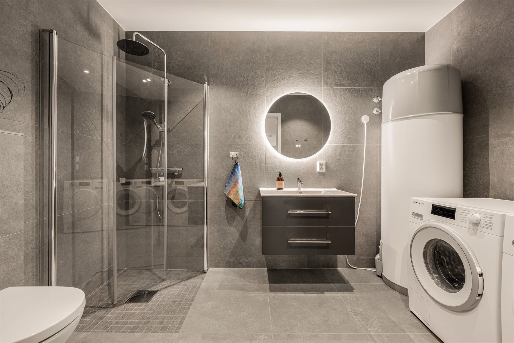 Flislagt bad/wc og vaskerom i 1.etasjen