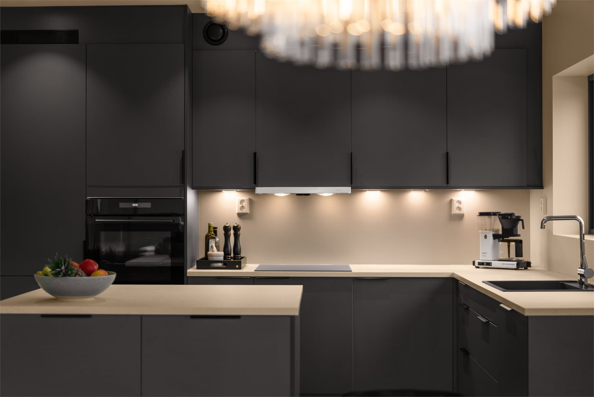 Integrerte hvitevarer på kjøkkenet som oppvaskmaskin, stekeovn, platetopp og kombinert kjøle- / fryseskap