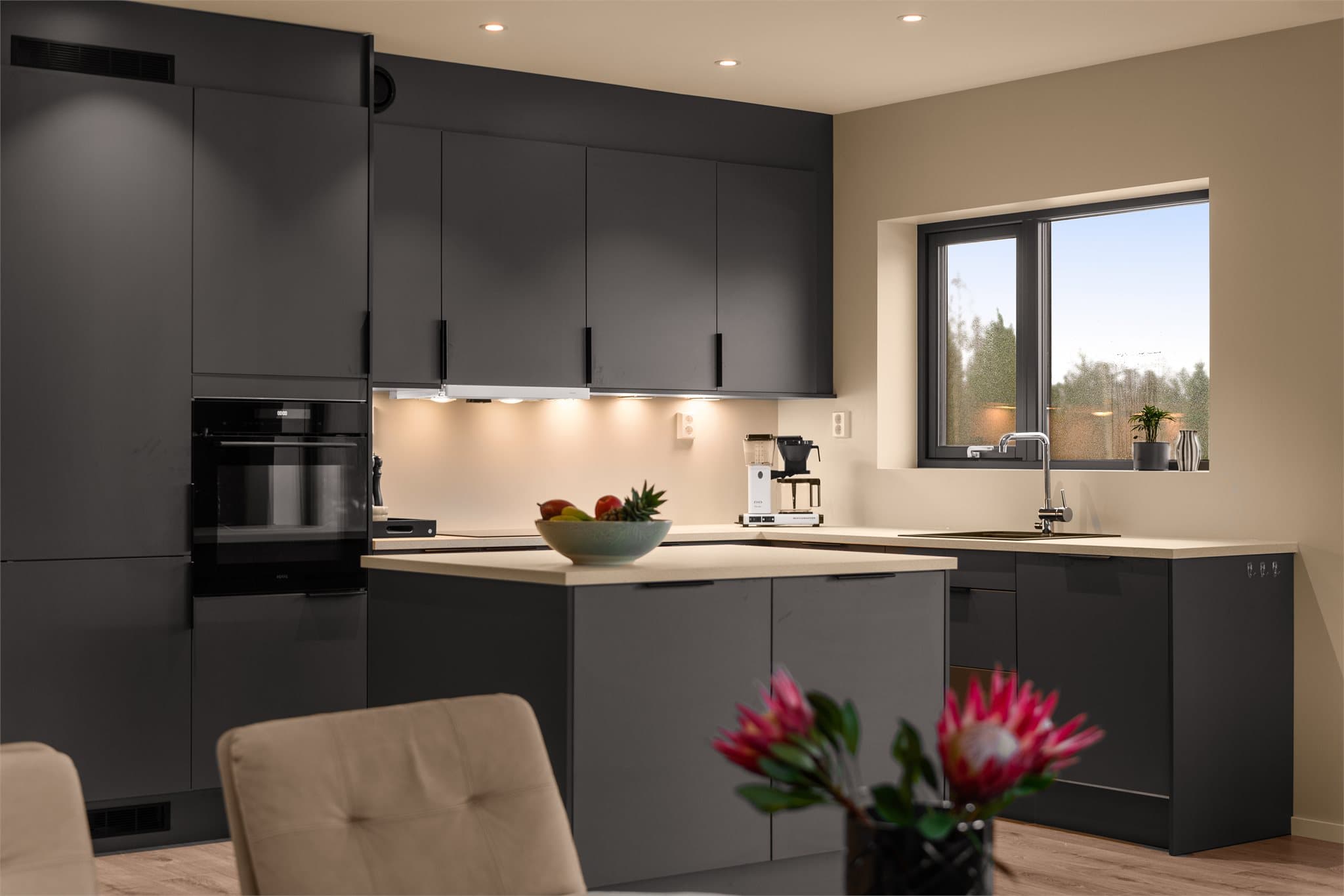 Stort kjøkken fra Sigdal med praktisk kjøkkenøy som gir ekstra benke- og skapplass