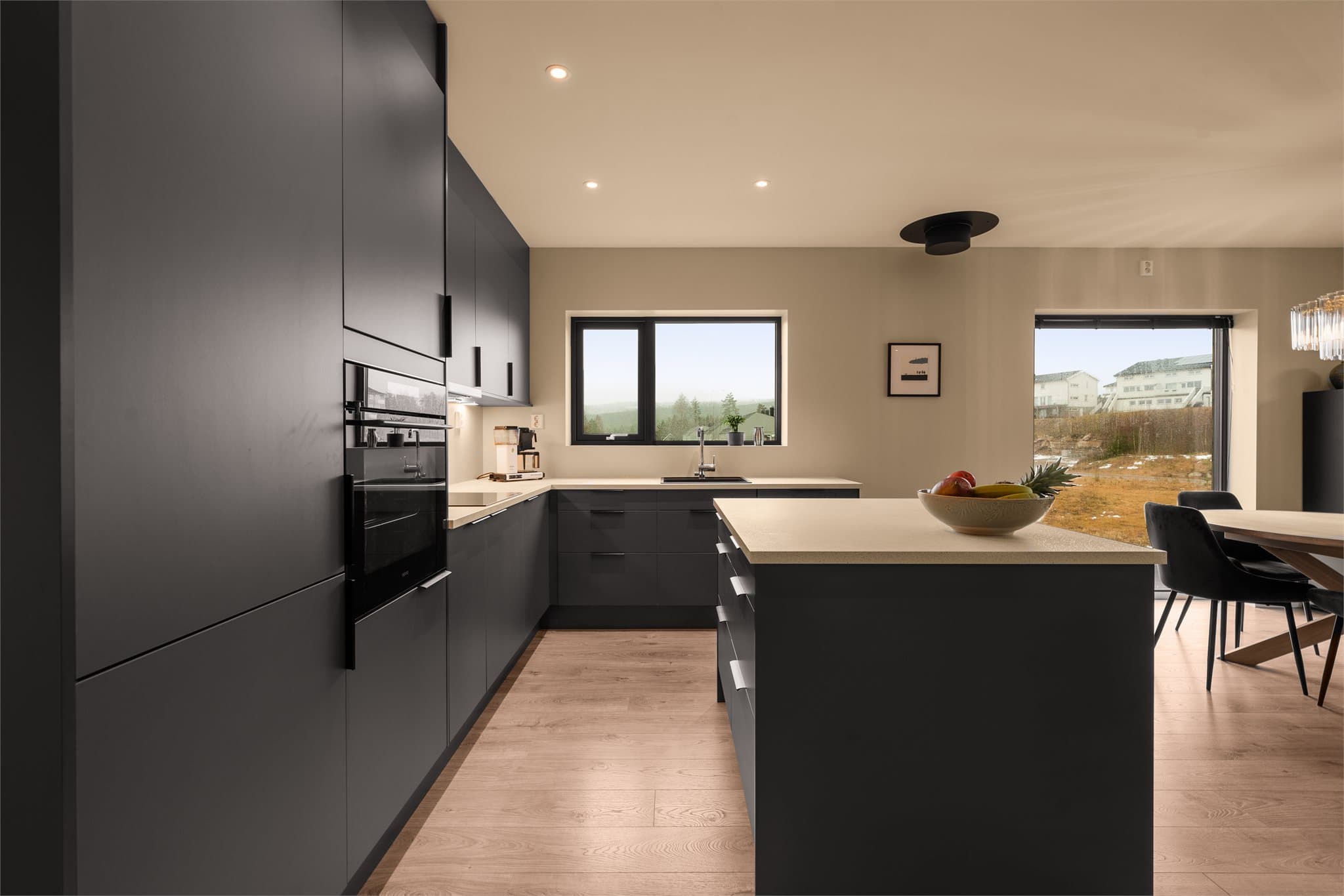 Det er mulighet for installering av peisovn på langsiden