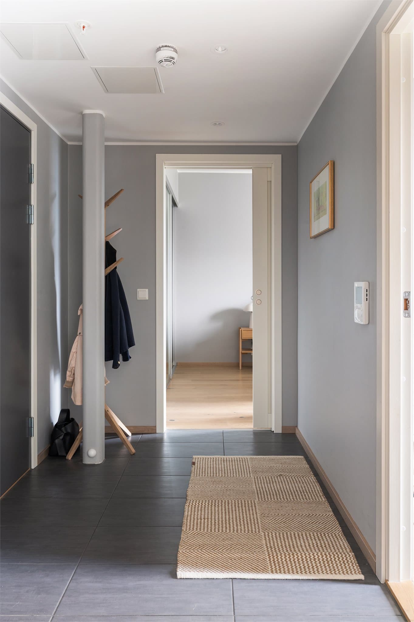 Entréen er romslig, med god plass til å henge opp yttertøy på en praktisk måte.