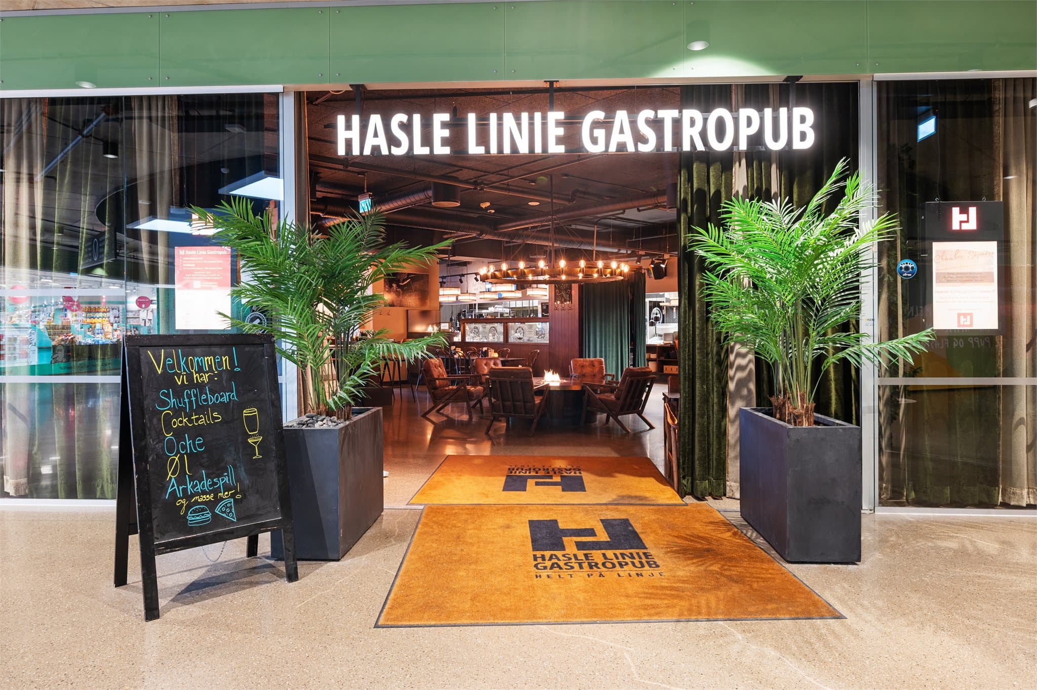 På Vinslottet er bl.a. Hasle Linie Gastropub og kaféen WB Samson.