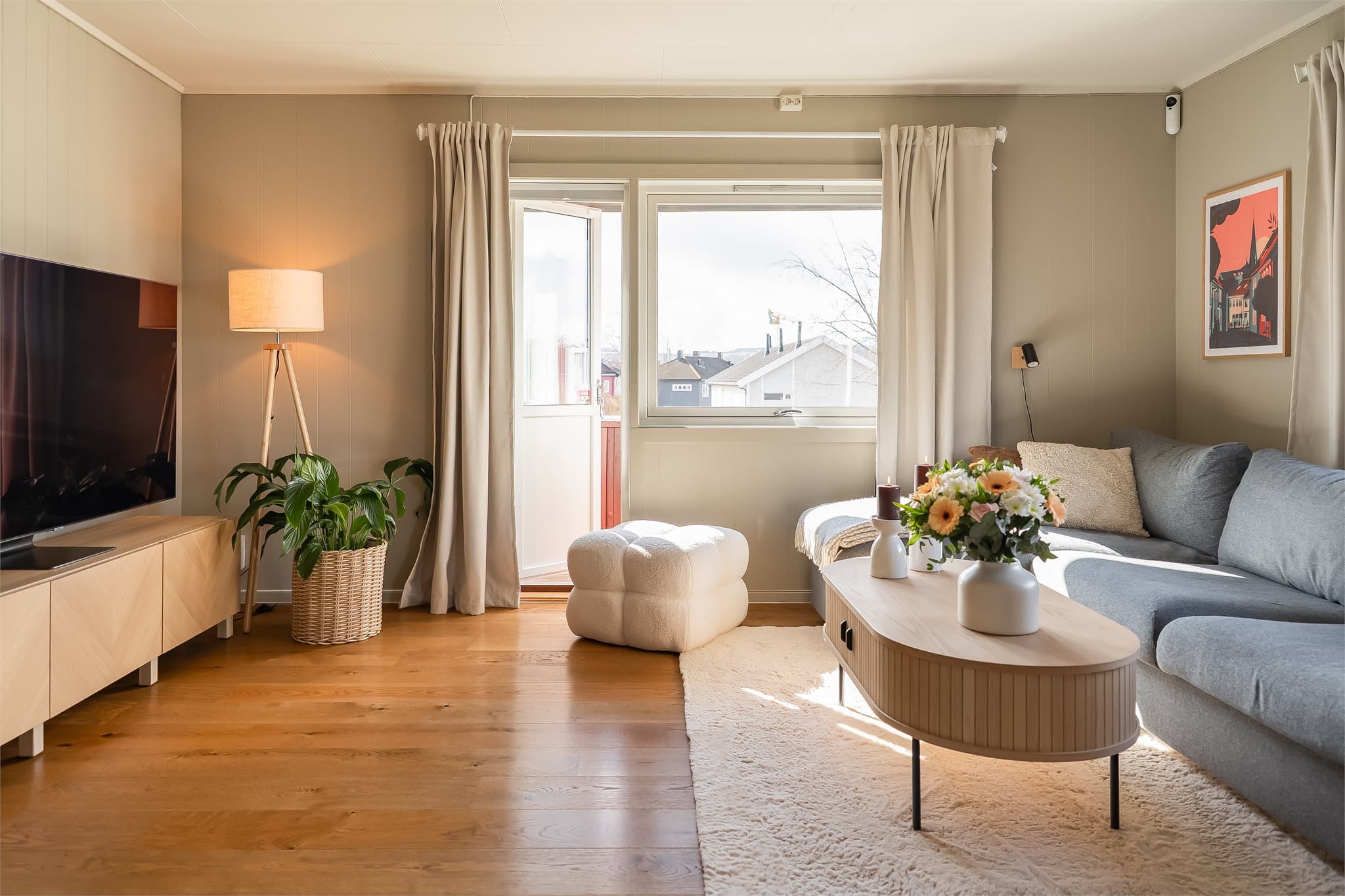 Fra stuen har man utgang til en solrik balkong.