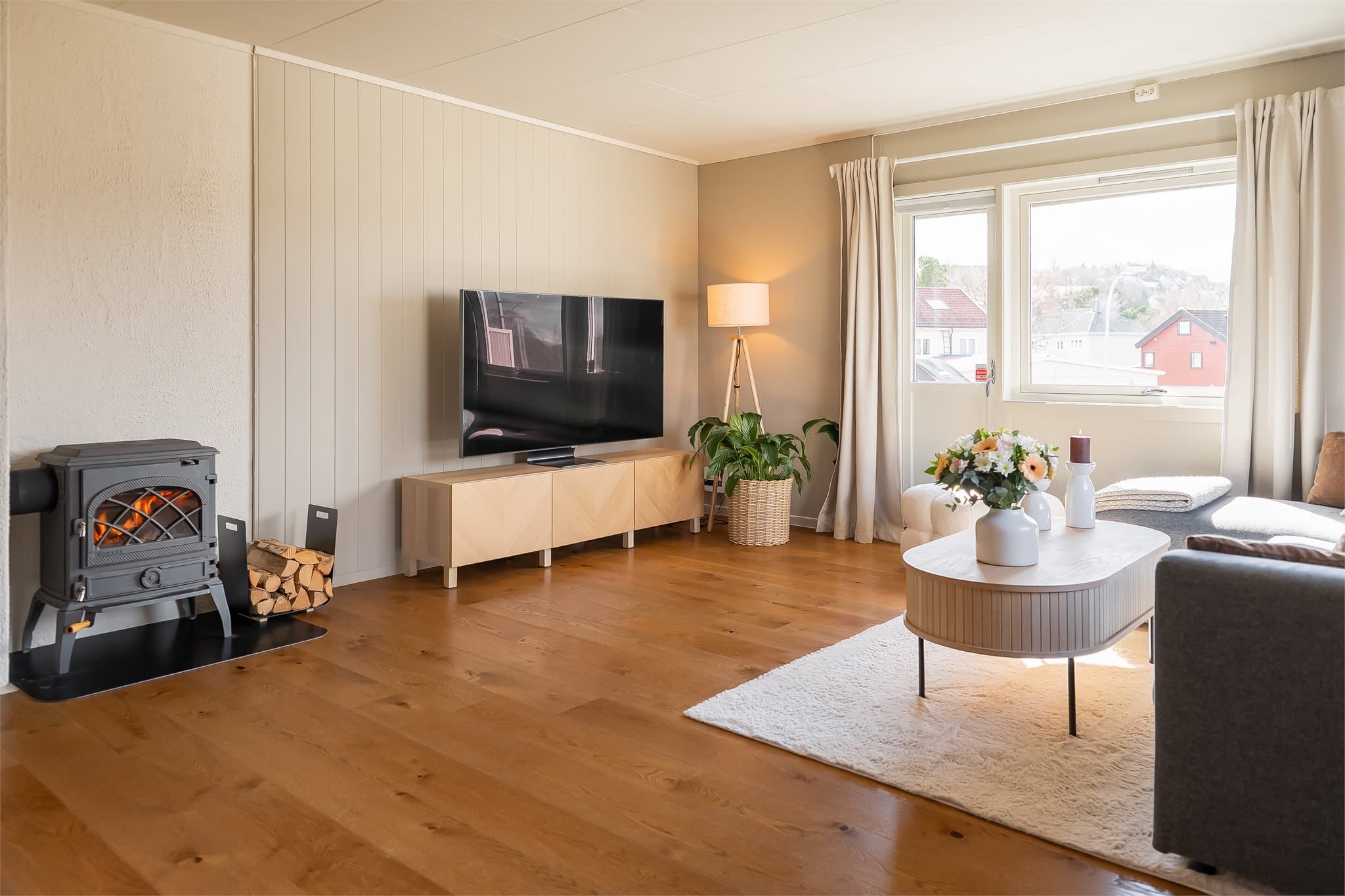 Vindusflater i flere himmelretninger sørger for godt med naturlig lysinnslipp til stuen.