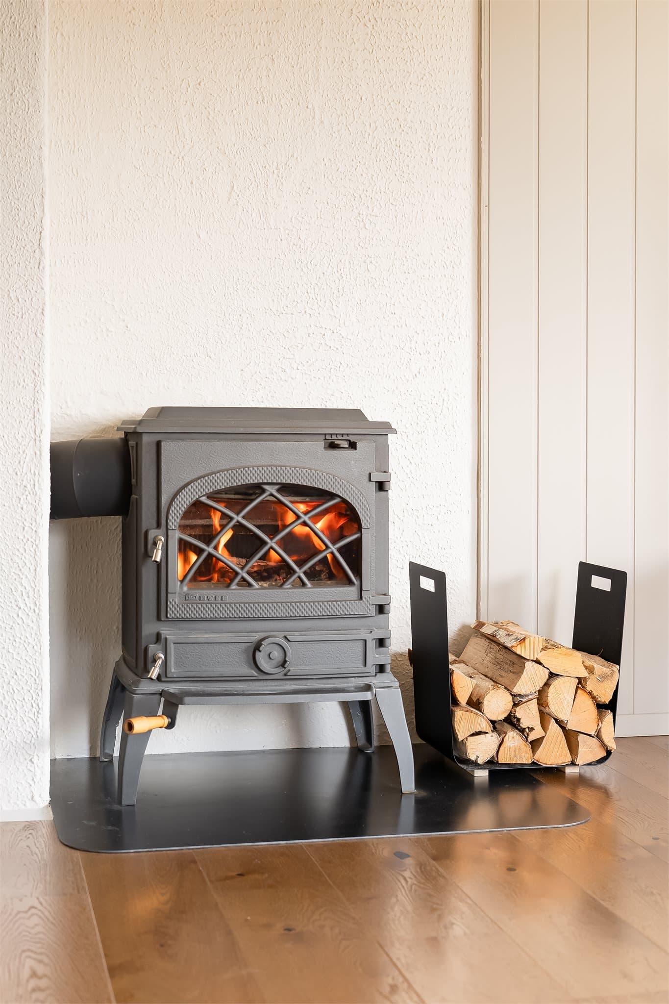 I stuen har man peisovn som gir god varme på kalde vinterdager.