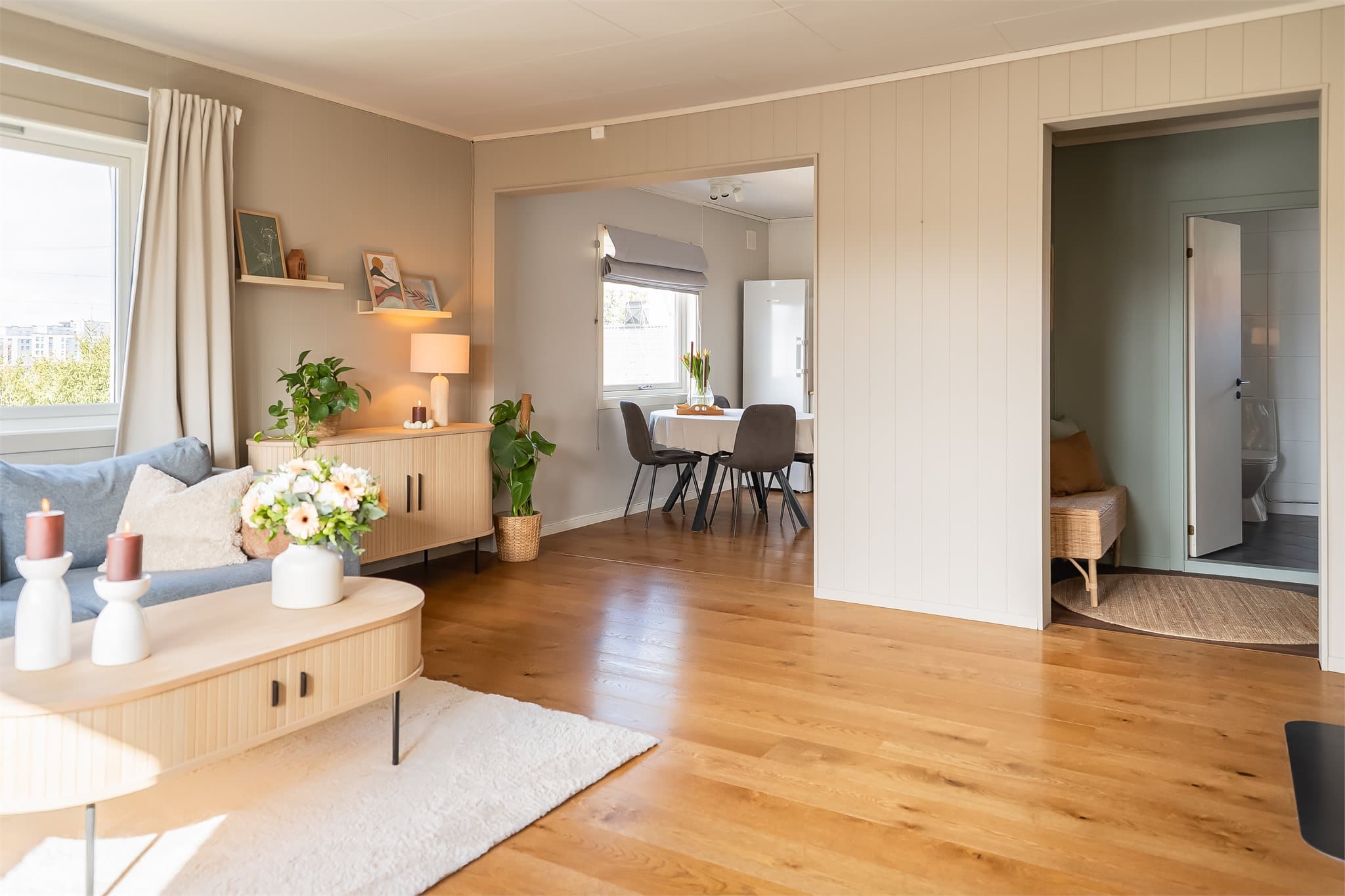 Stue og kjøkken ligger i delvis åpen løsning og måler totalt rundt 33,5 kvm.