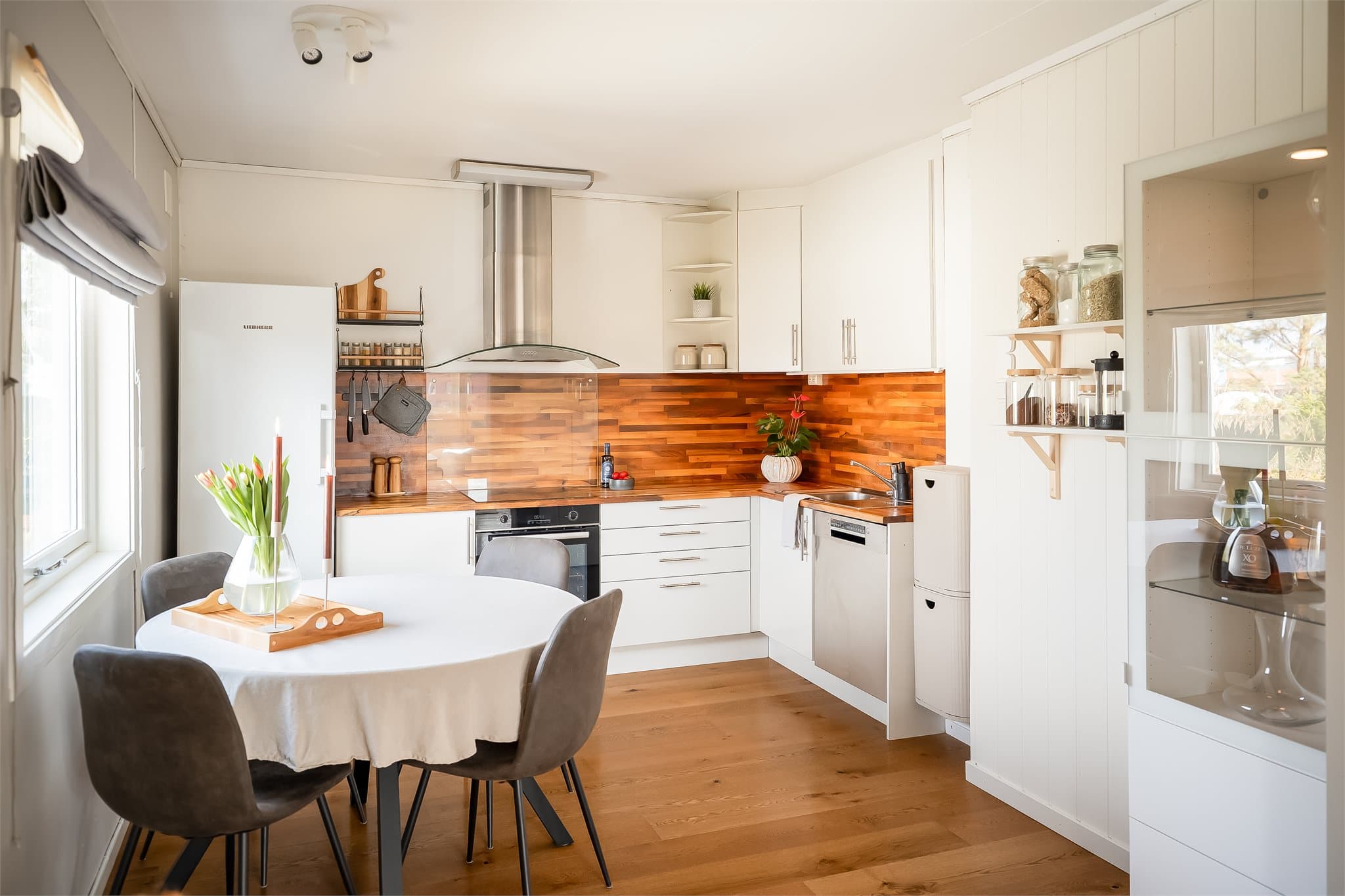 Ved kjøkkenet passer det utmerket å innrede med en spisegruppe.