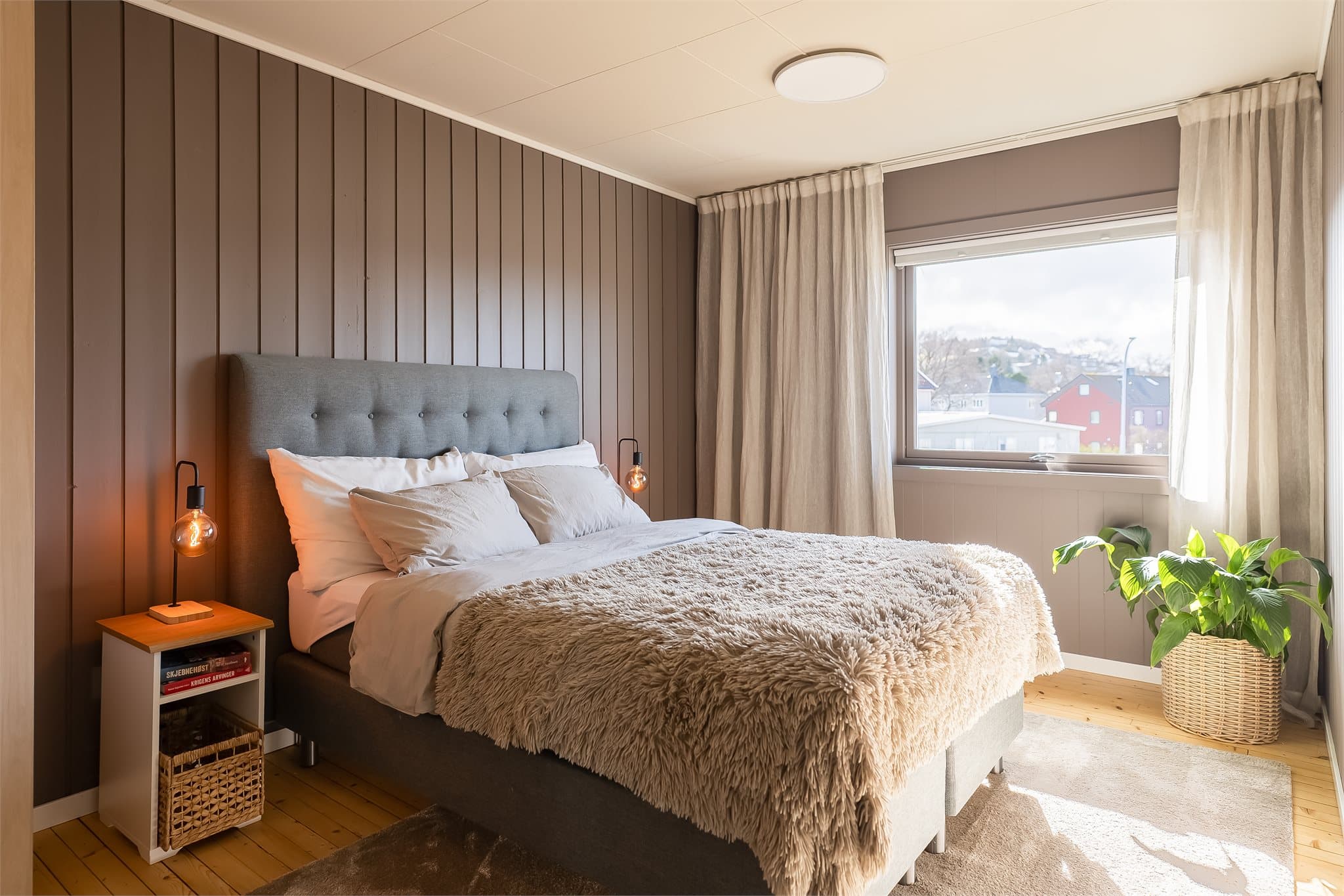 Soverommet måler ca. 13,5 kvm og har god plass til både dobbeltseng og tilhørende møblement.