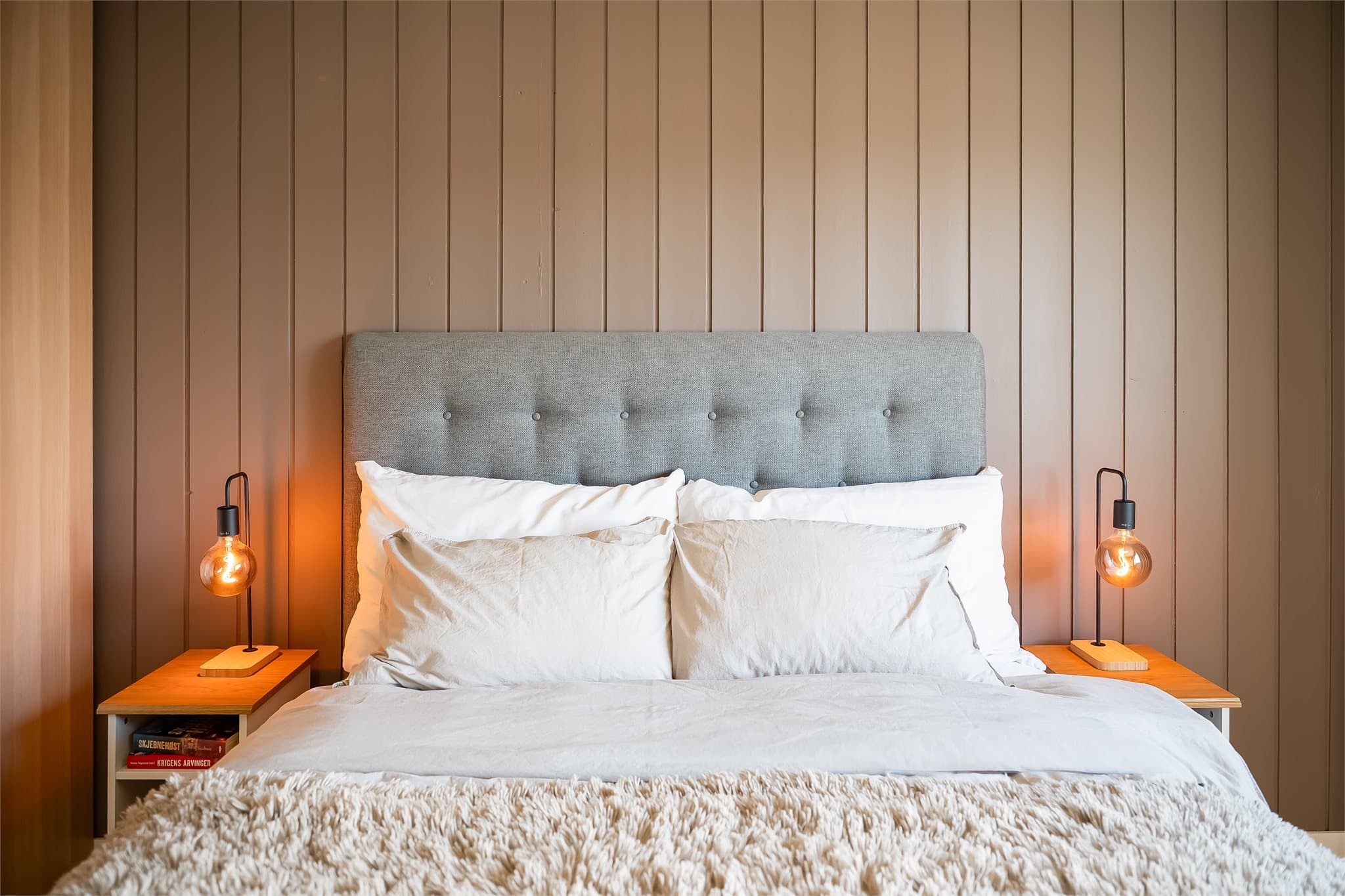 De lune fargevalgene gir soverommet en varm og innbydende atmosfære.