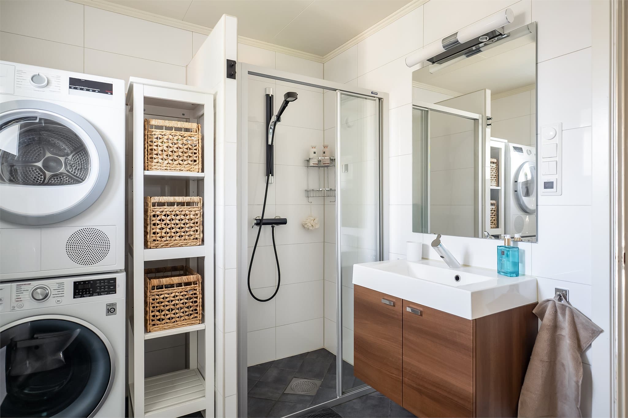 Badet har også opplegg for vaskemaskin og en fin plassering for denne.