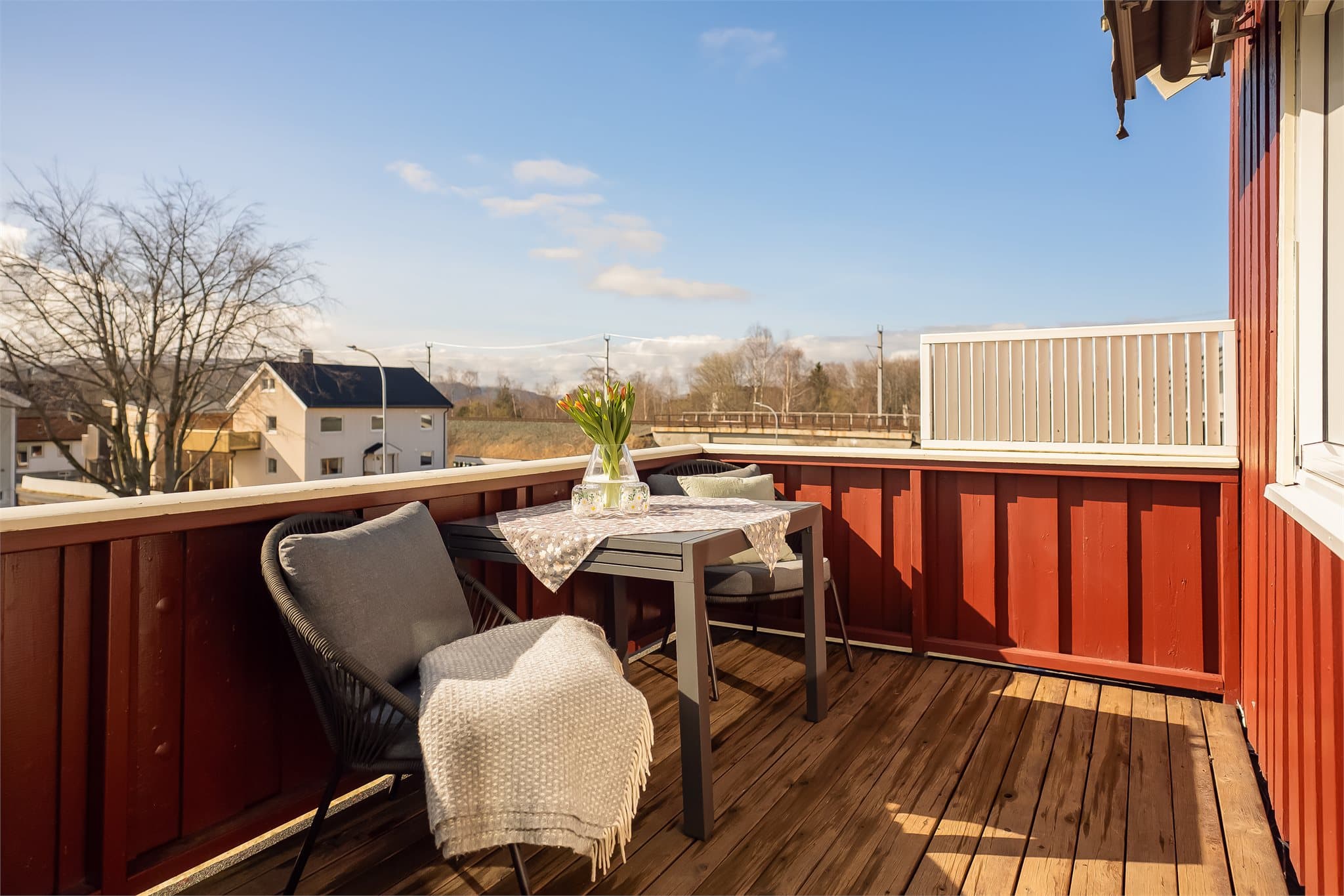 Balkongen på 8,5 kvm har flotte solforhold og sol store deler av dagen.