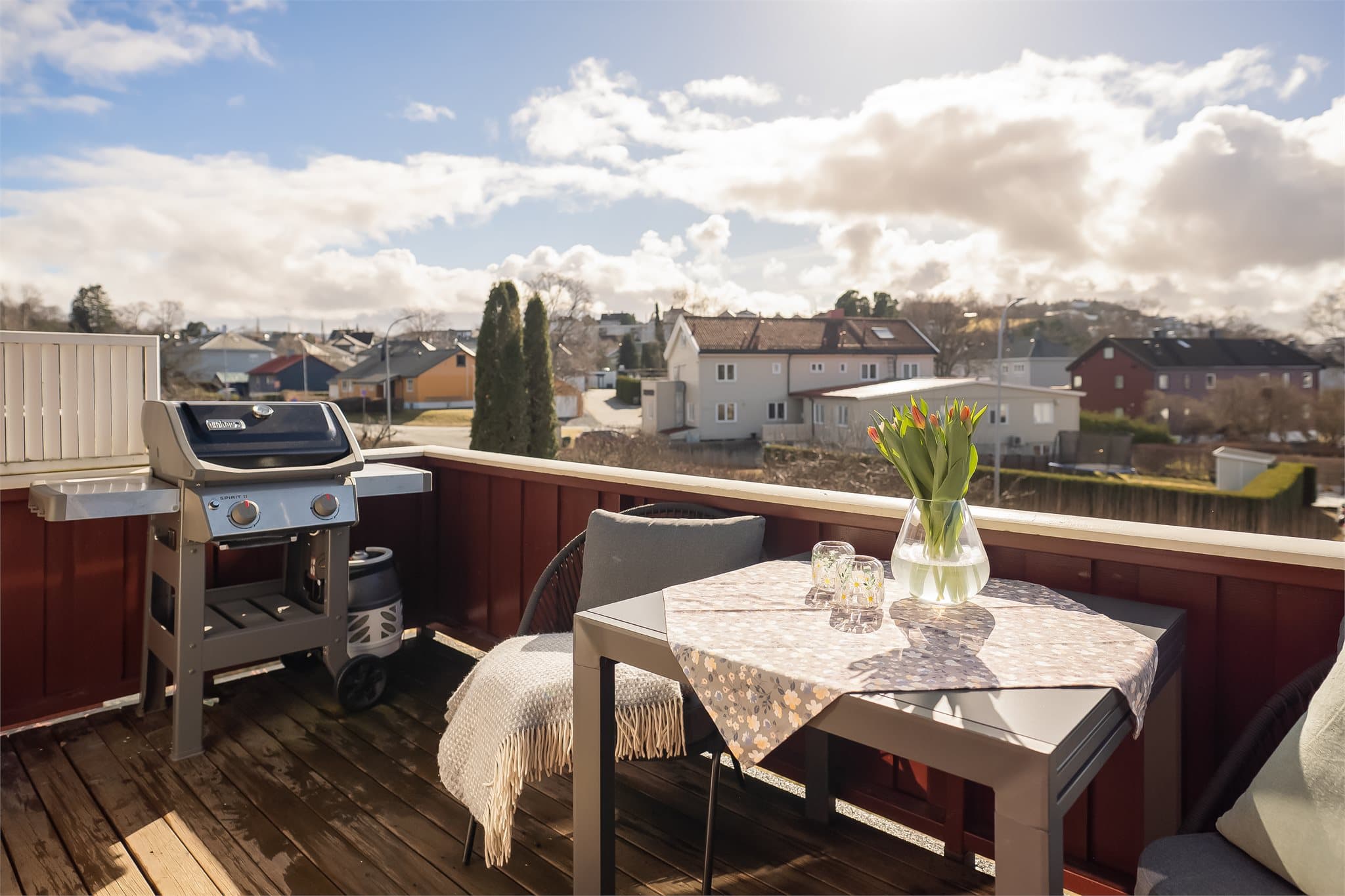 Her er det rikelig med plass til sittegruppe og grill.