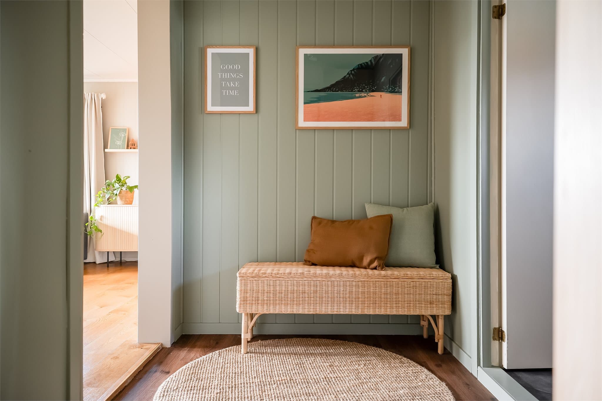 Leiligheten har en innbydende entré som gir et godt førsteinntrykk.