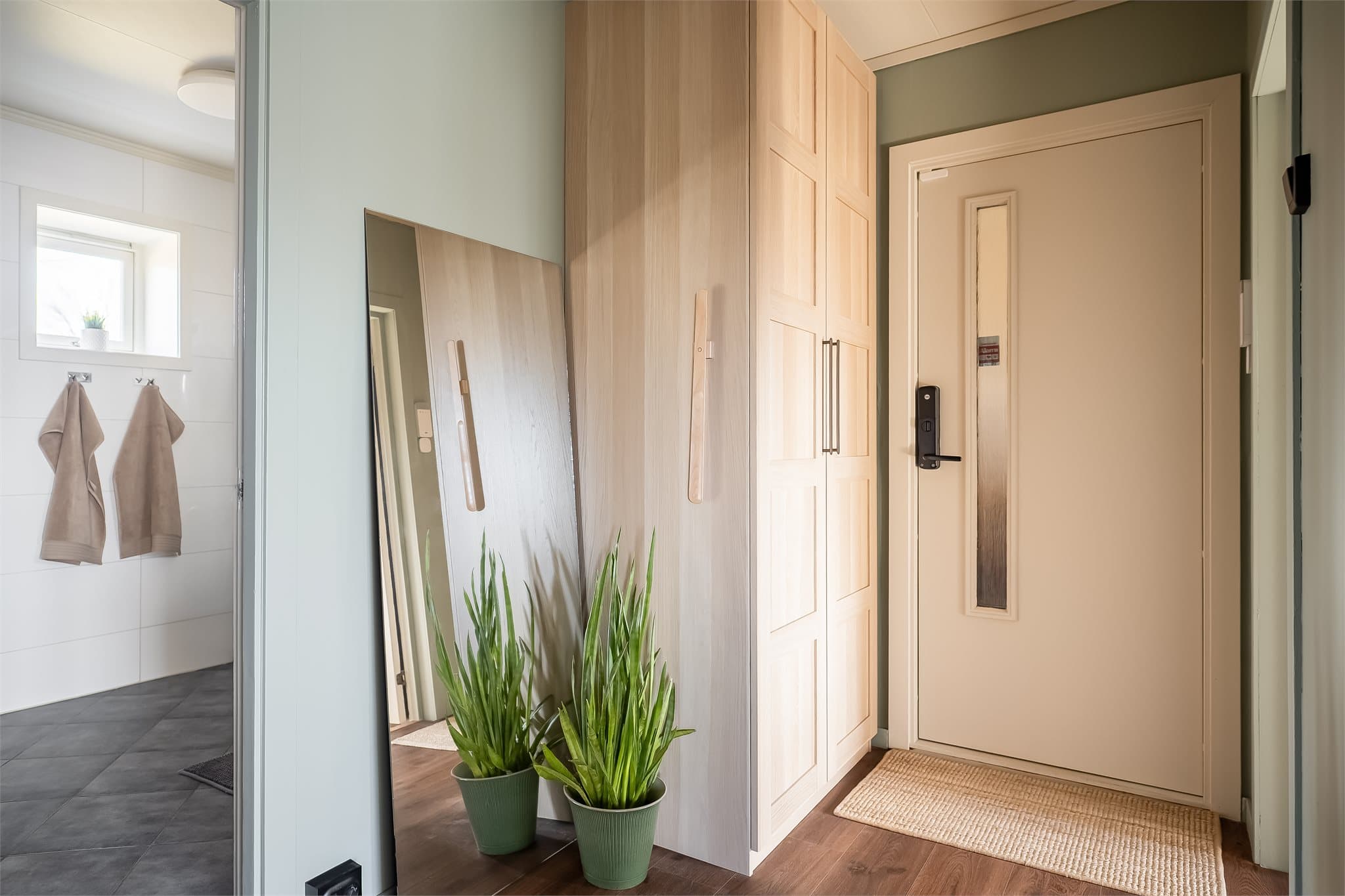 Det er gode oppbevaringsmuligheter i entréen. Ytterdøren har en elektrisk dørlås tilknyttet Verisure alarmsystem.