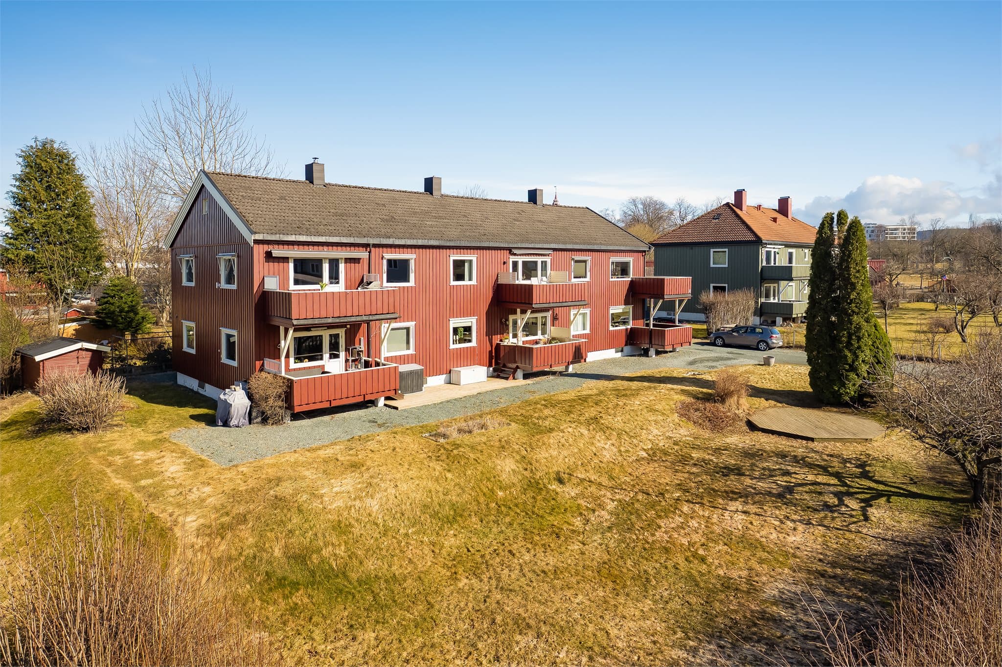 Leiligheten ligger i en 6-mannsbolig med rolig og tilbaketrukket beliggenhet med kort vei til flotte grøntområder i nærområdet, samt populære turområder som Ladestien.