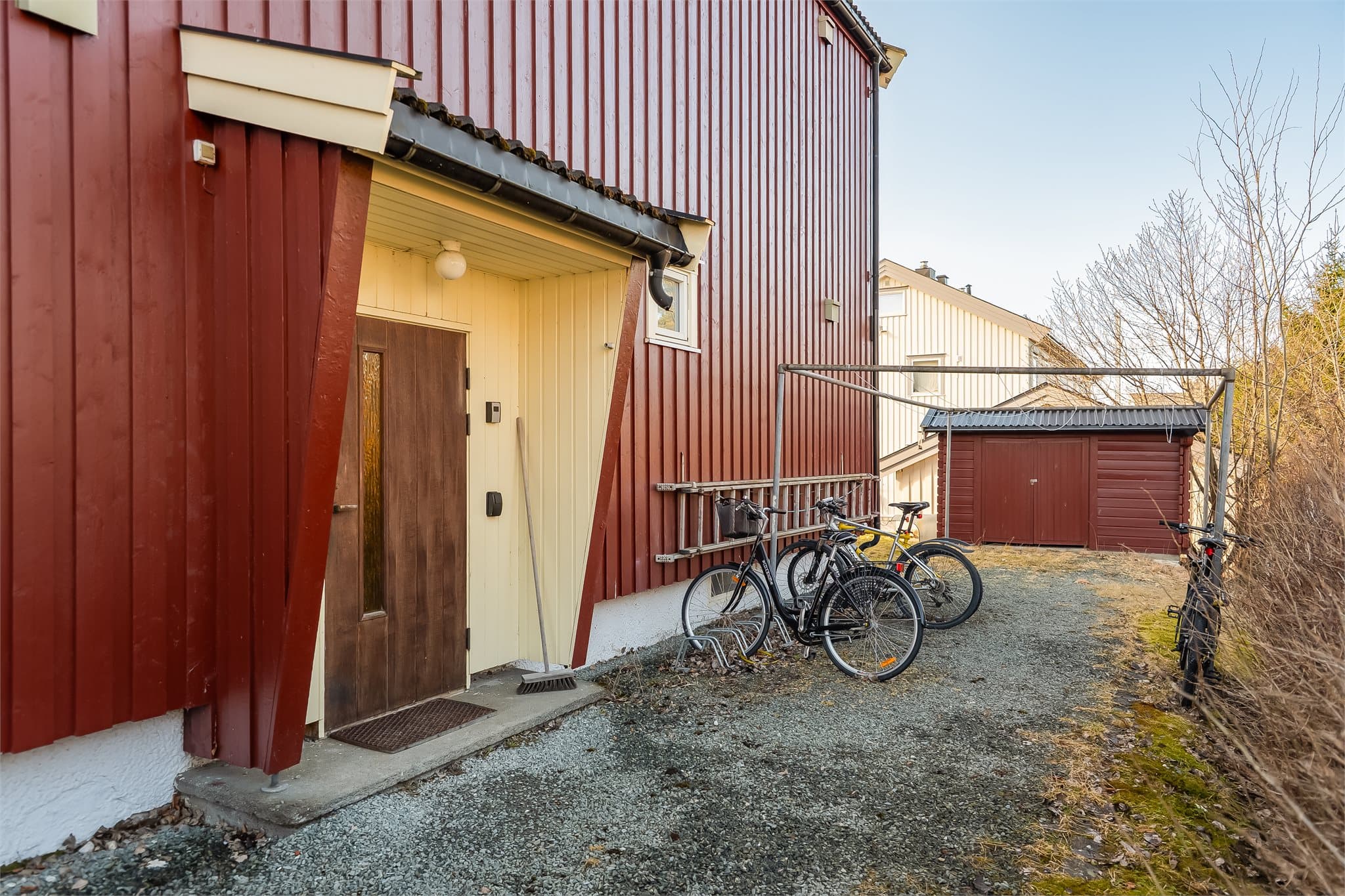 Leiligheten disponerer parkering på biloppstillingsplass.