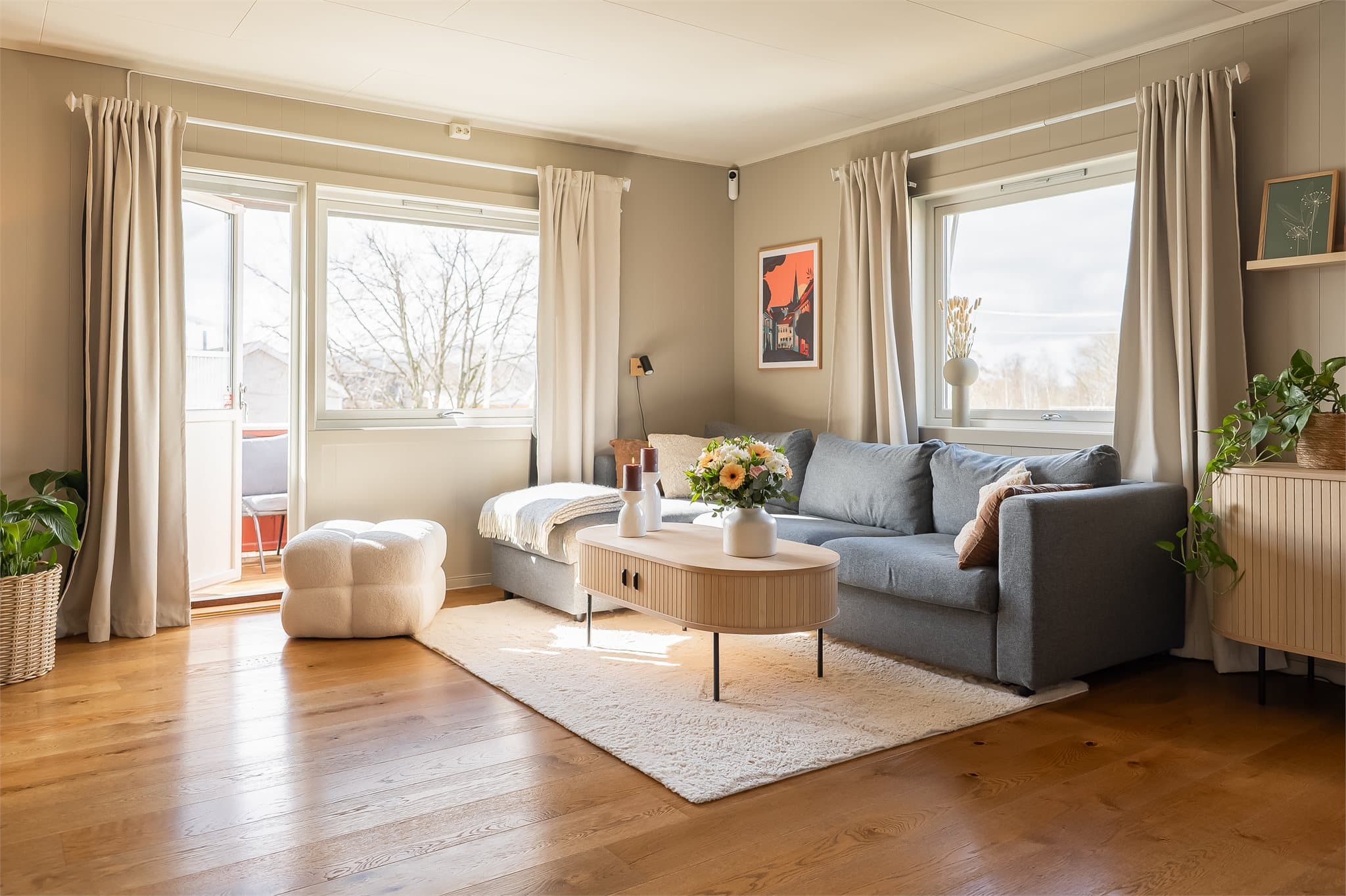 Emera Eiendomsmegling ved Marit Skolmli ønsker velkommen til Thoning Owesens gate 10! Fotograf: Oscar Stoltenberg.