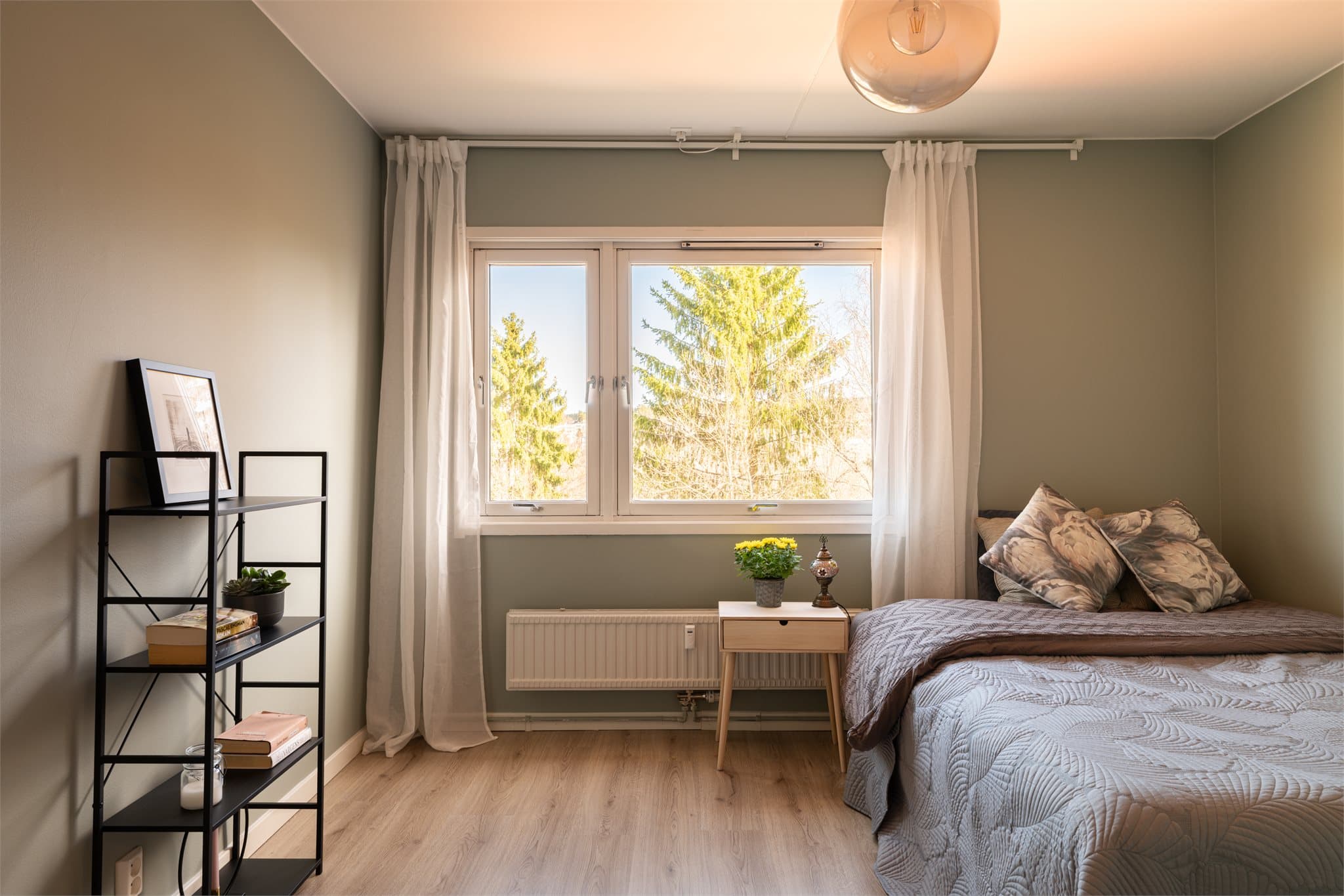 Soverom 2: romslig, innbydende og med god plass til ønsket innredning.