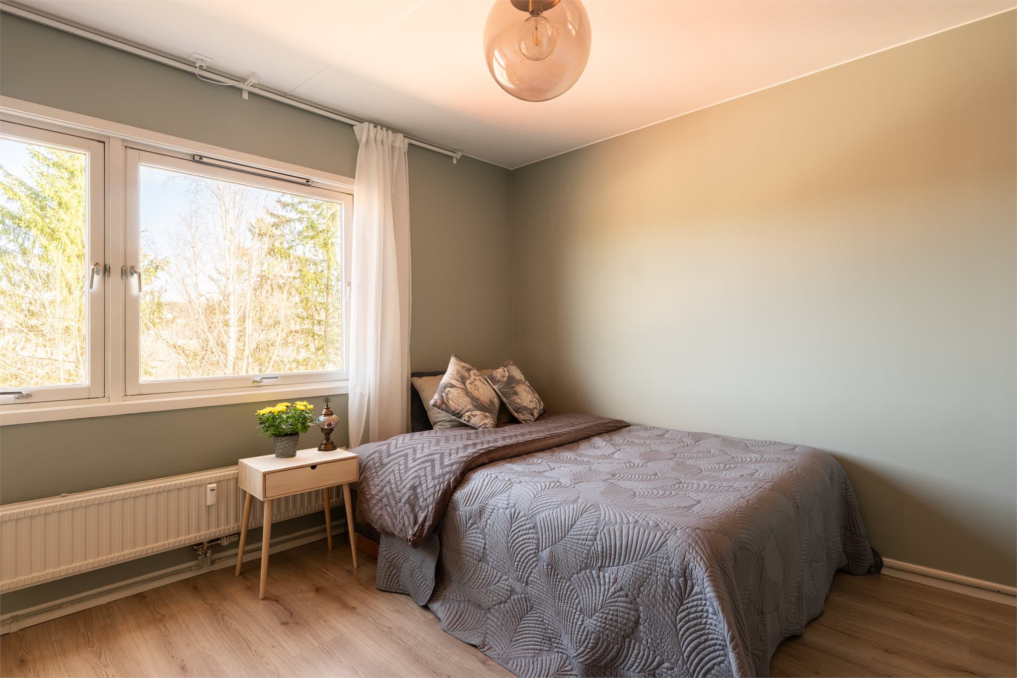 Rikelig med naturlig lys og rolige omgivelser utenfor.