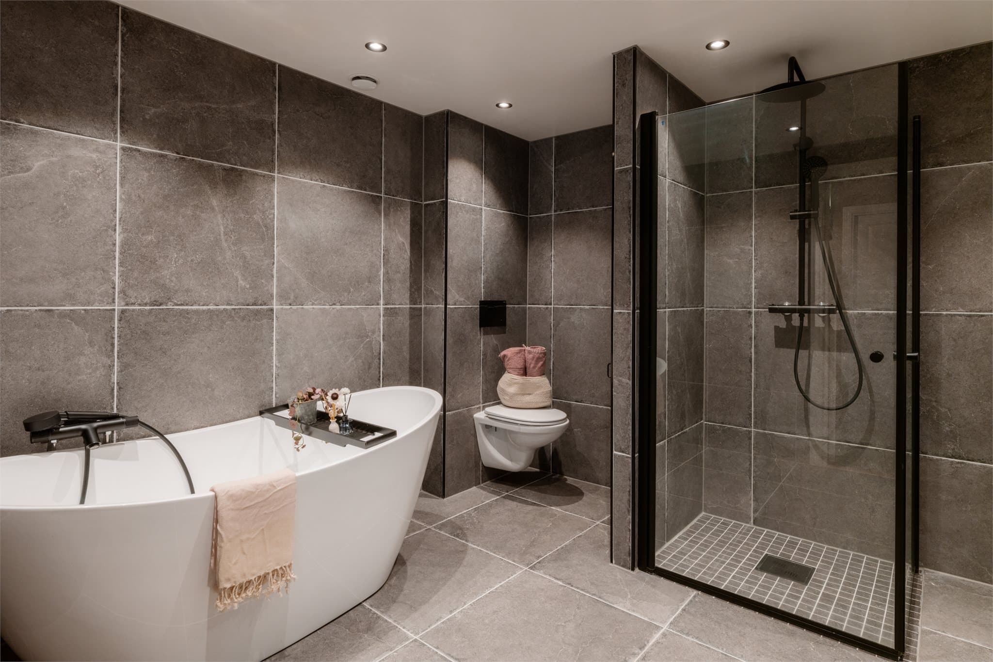 Badet ble oppgradert i 2021 med flis på flis og ny innredning.