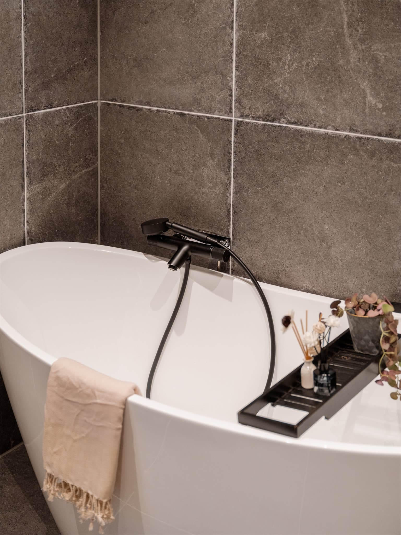 Med badekar ligger alt til rette for både kveldsbad for de minste og avslappende stunder for de voksne.