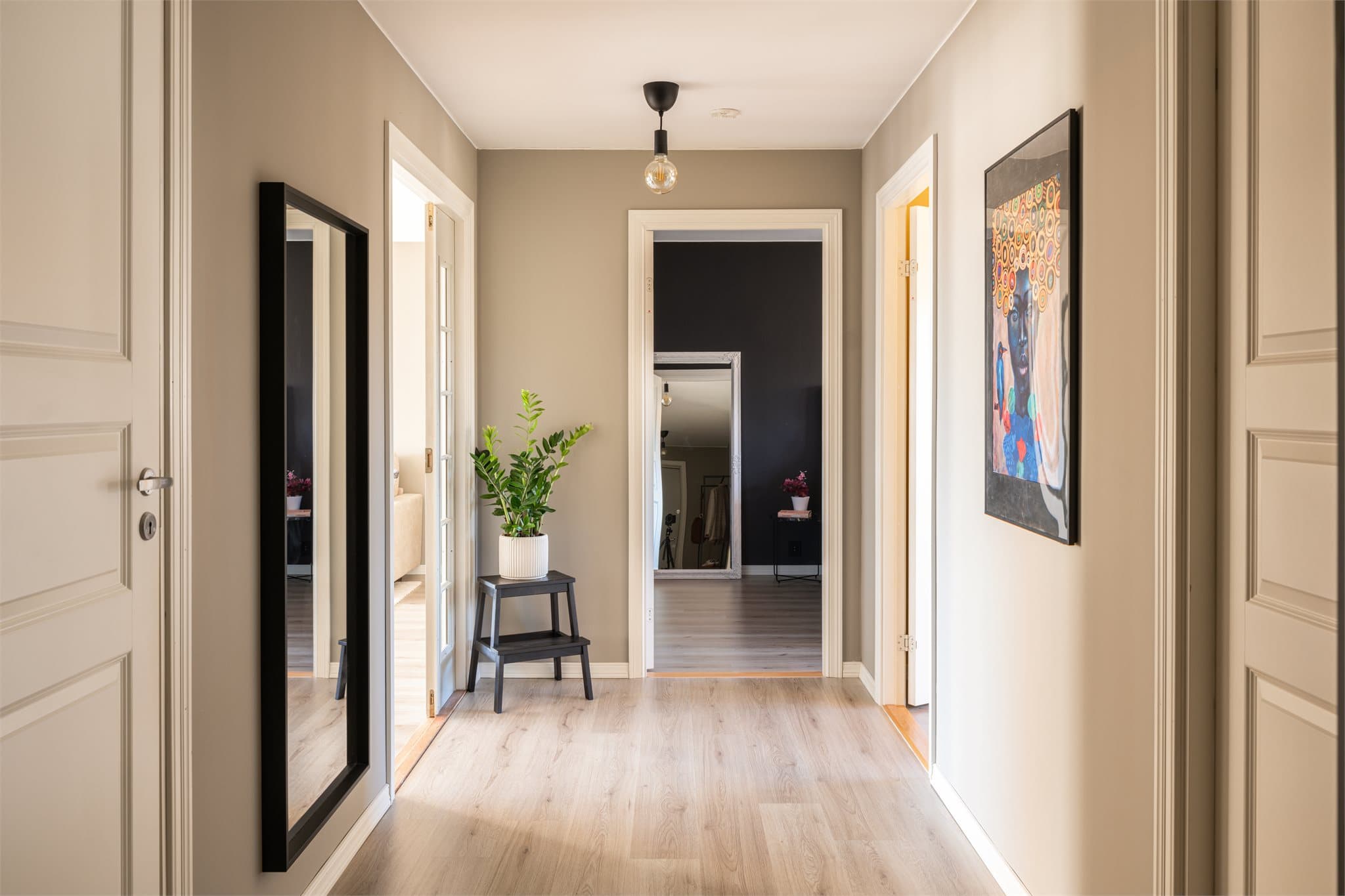 Entréen gir et godt førsteinntrykk av boligen og har en fin flyt videre inn til øvrige rom, med gode oppbevaringsmuligheter og plass til garderobeløsning.