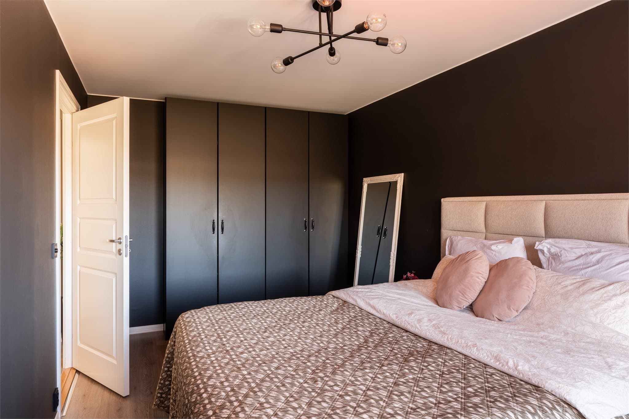 Langs den ene vegger er det satt opp praktiske garderobeskap som gir mye lagringsplass.