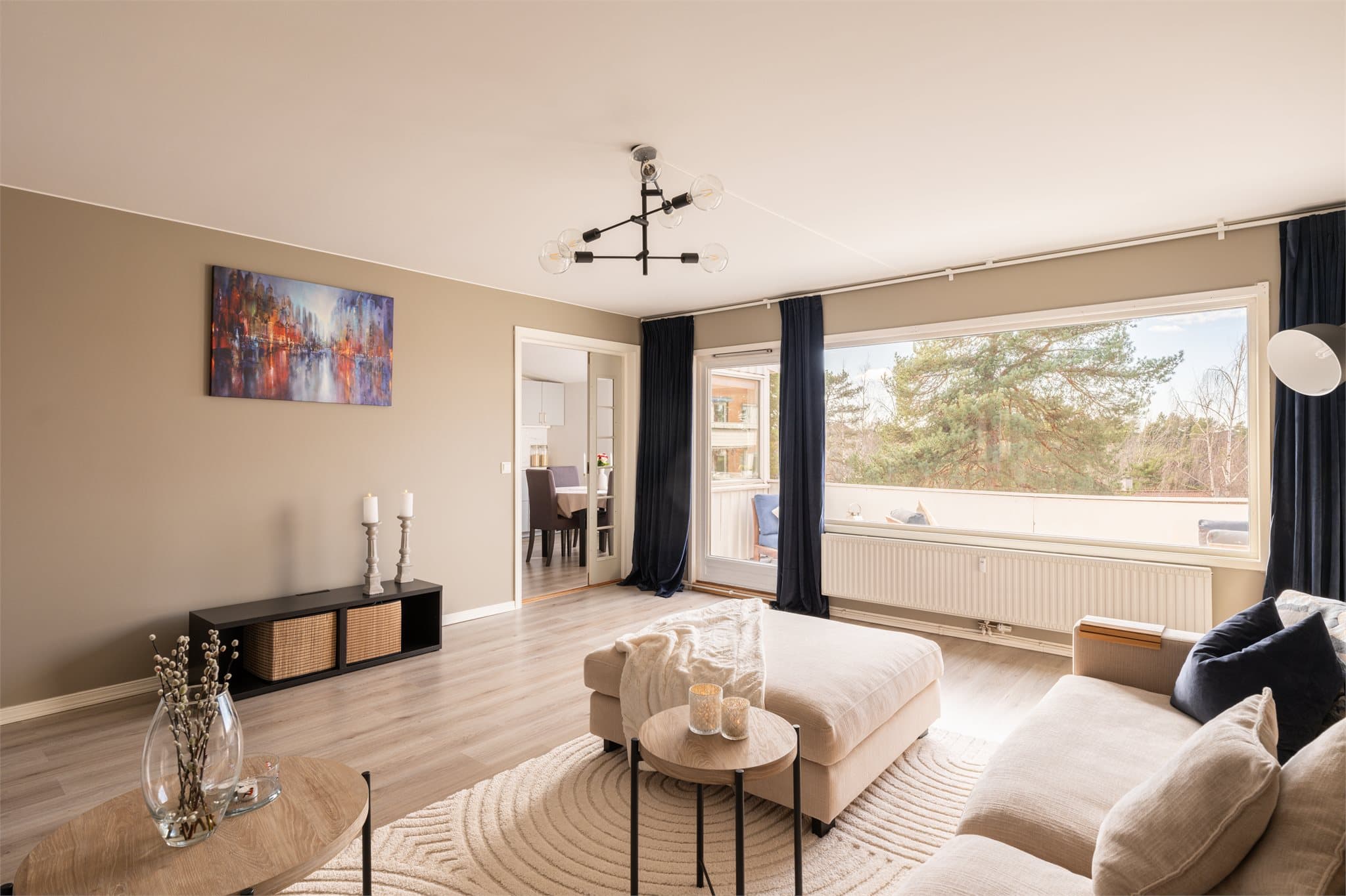 Leiligheten varmes opp via radiatorer tilknyttet fjernvarme.