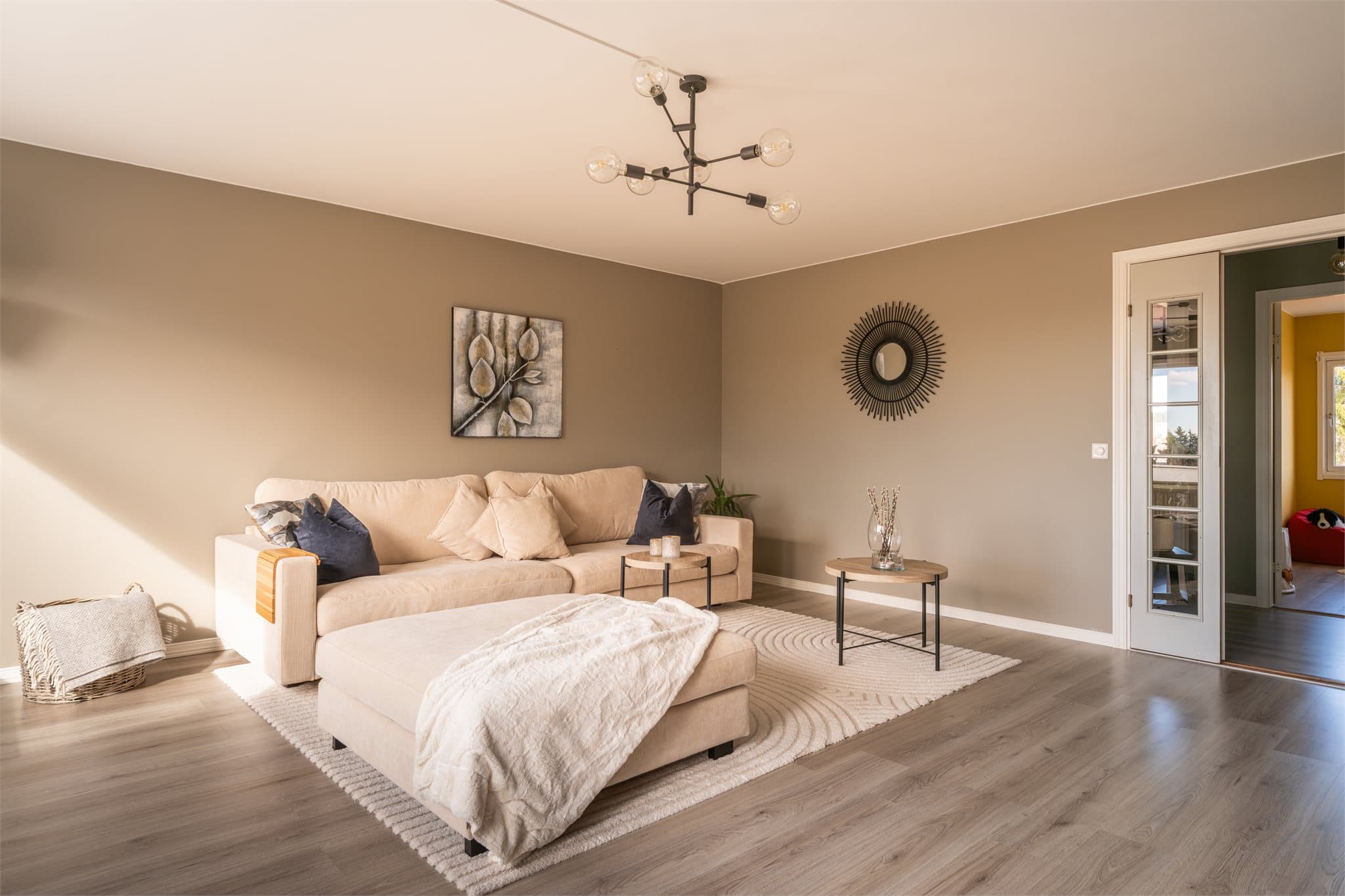 På gulvet er det lagt en lekker parkett.