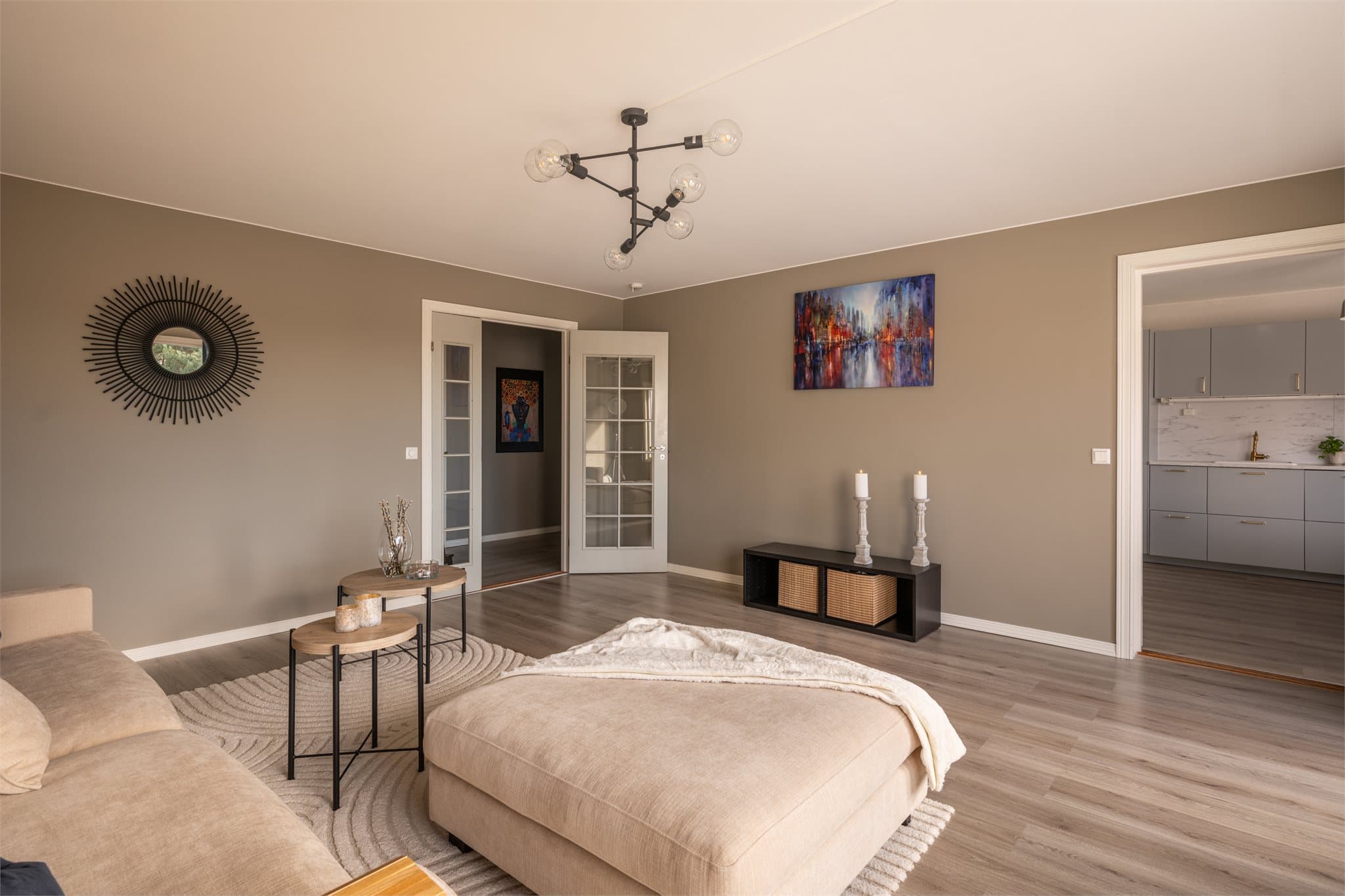 Dette er et luftig og innbydende oppholdsrom med god plass til det dere måtte ønske.