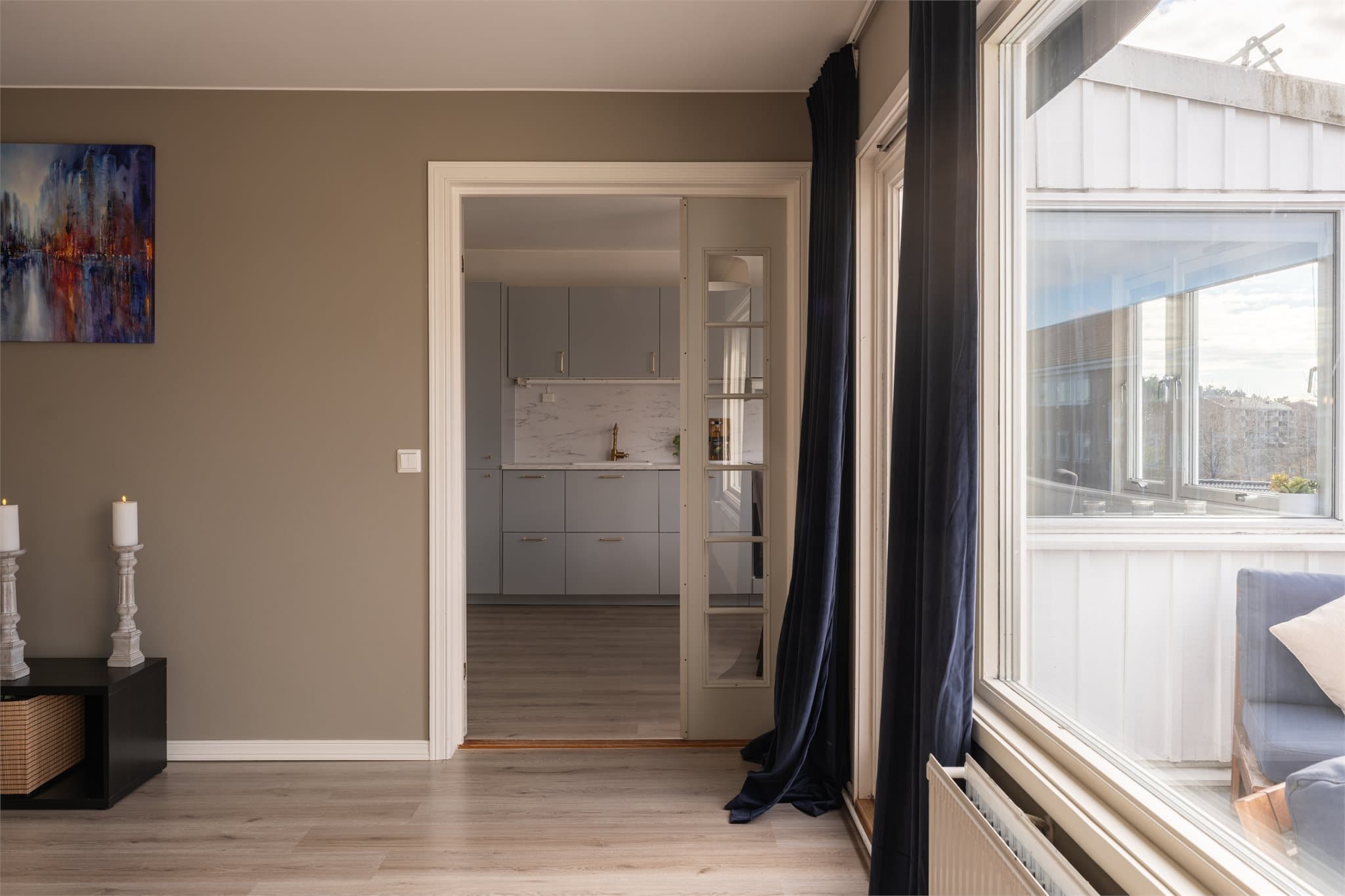 Leiligheten ble oppgradert i 2020 - 2021 og fremstår moderne.