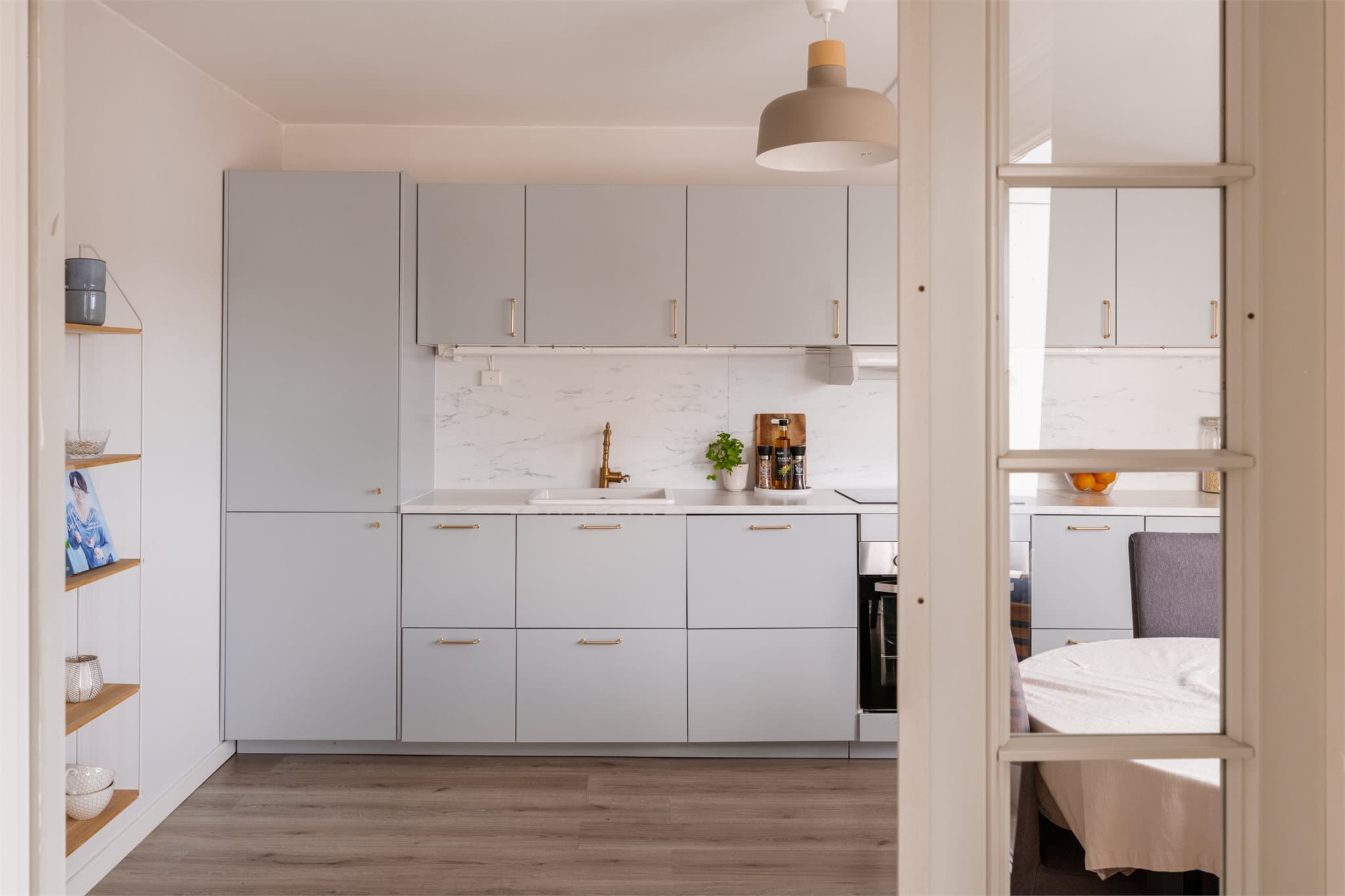 Stort, separat kjøkken med ny innredning fra 2020.