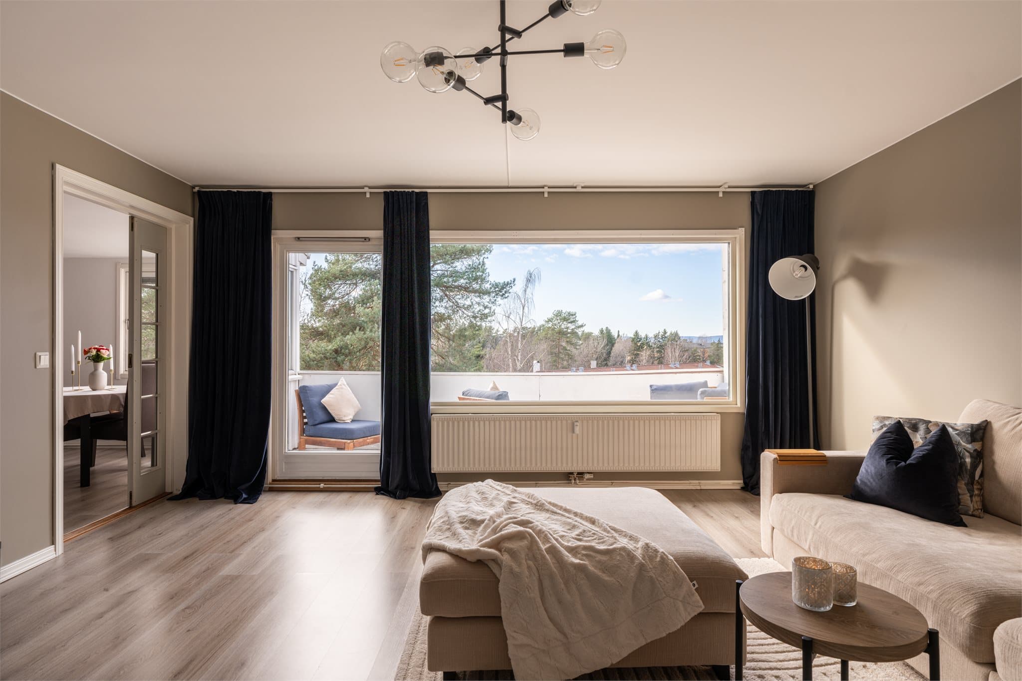 Meget god beliggenhet i byggets toppetasje! Fri utsikt gjennom store vinduer som gir et lyst hjem året rundt.